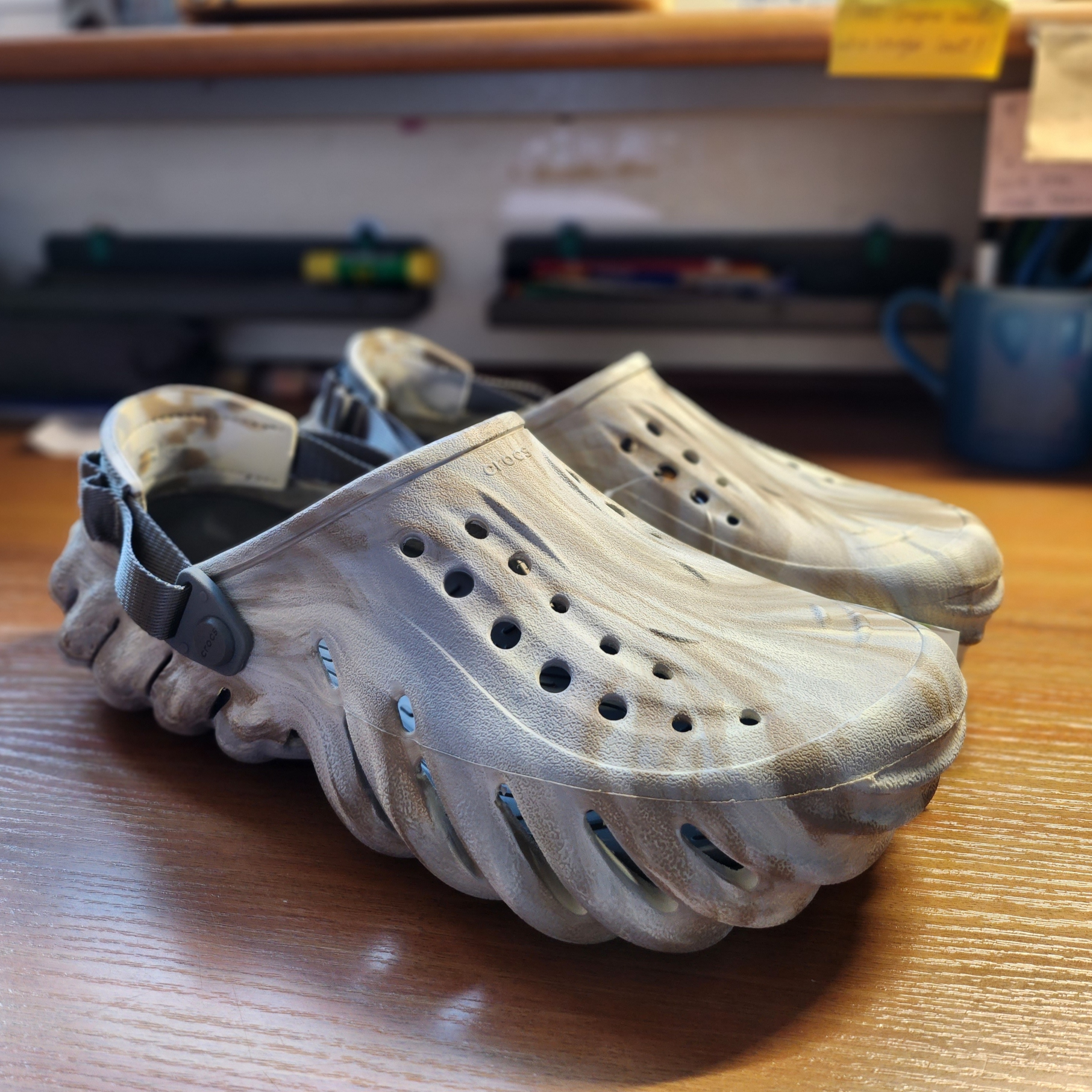 Crocs Echo Marbled Clog Bone Multi 착용 스타일 - 1