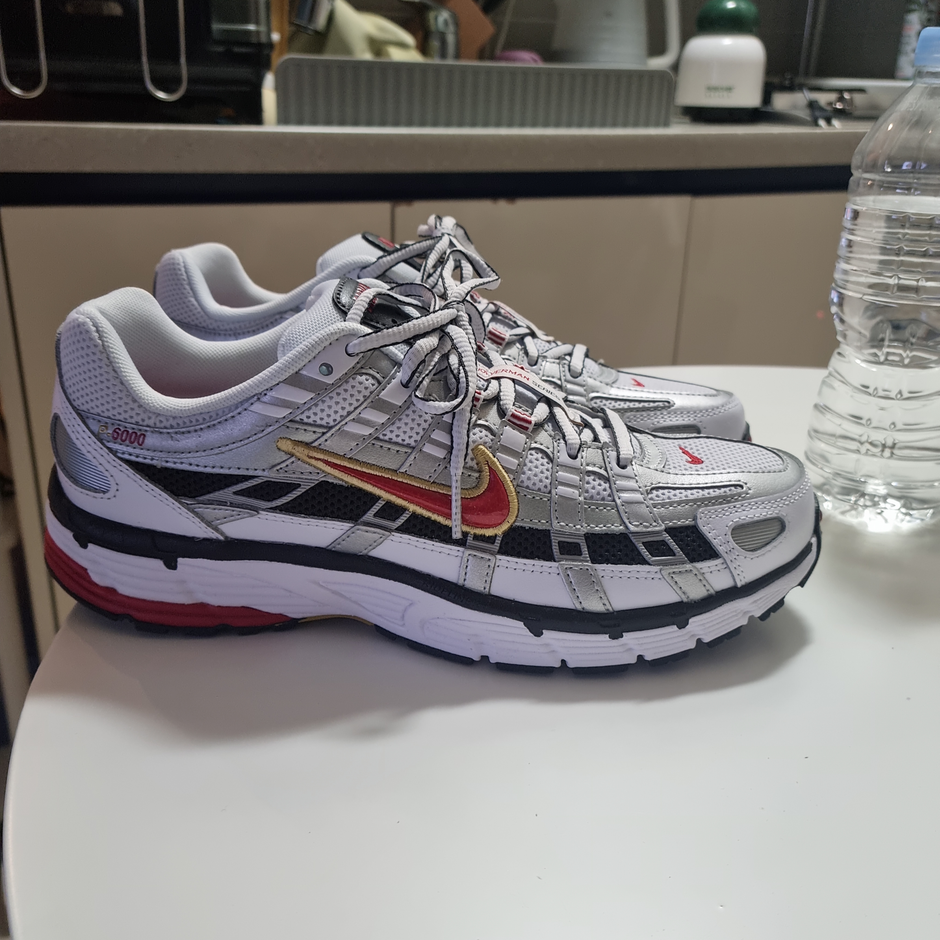 (W) Nike P-6000 Metallic Silver Red 착용 스타일