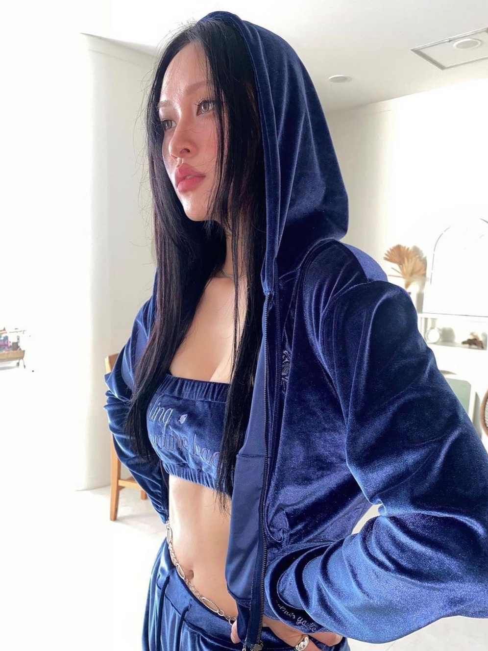 Darling You're Bad Women Darling Your Tube Top Velvet Blue 착용 스타일 - 4