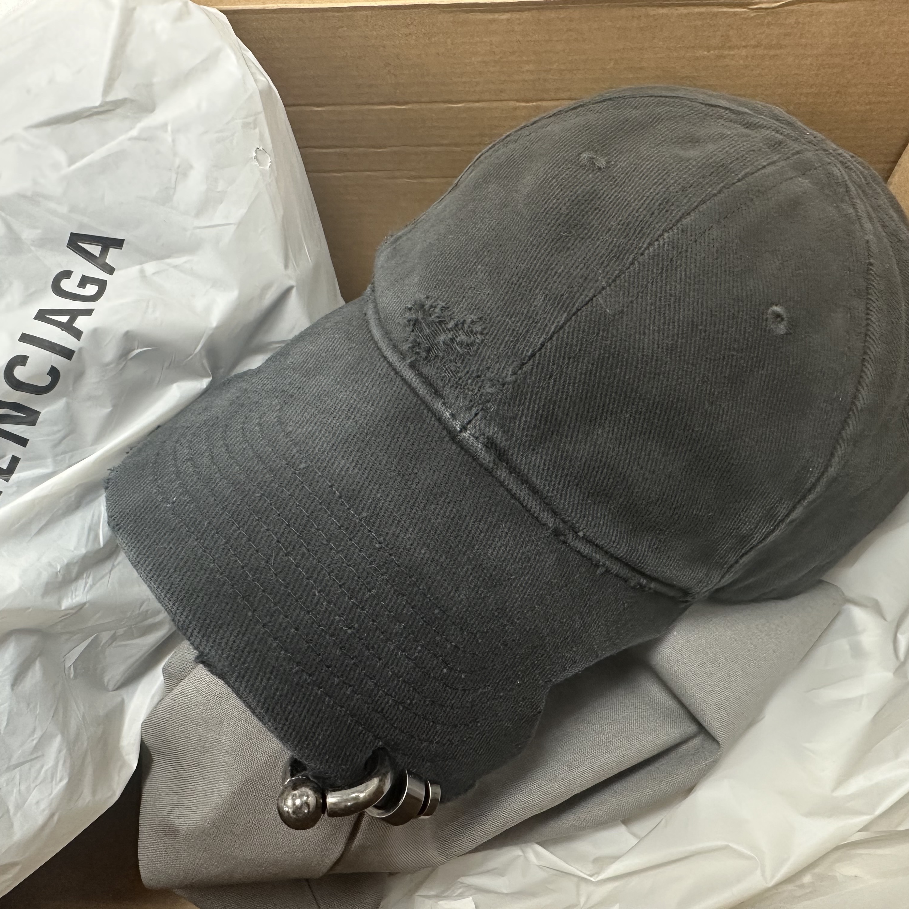 Balenciaga Heavy Piercing Cap Faded Black 착용 스타일 - 1