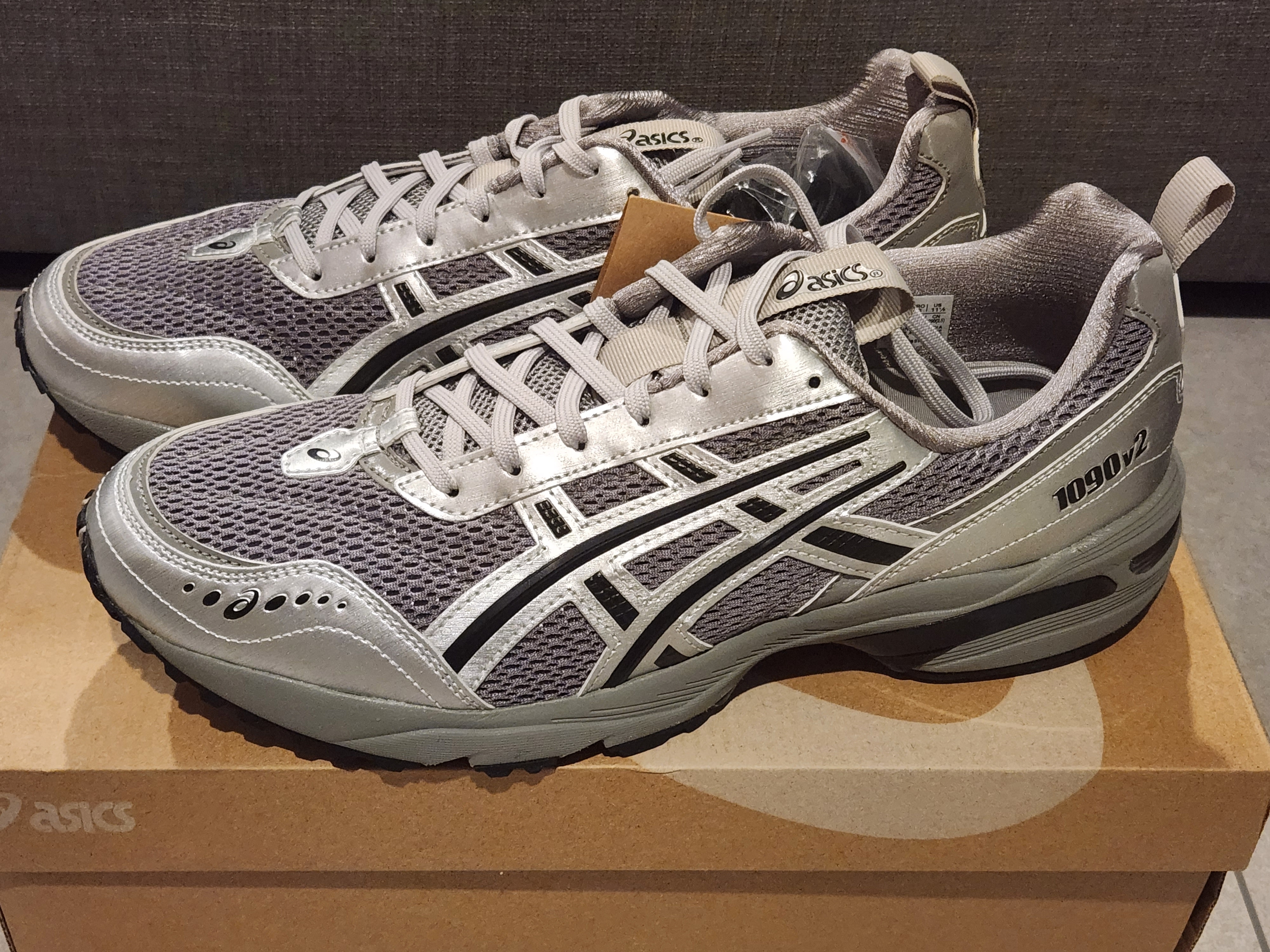 Asics x Freja Wewer Gel-1090 V2 Clay Grey Pure Silver 착용 스타일