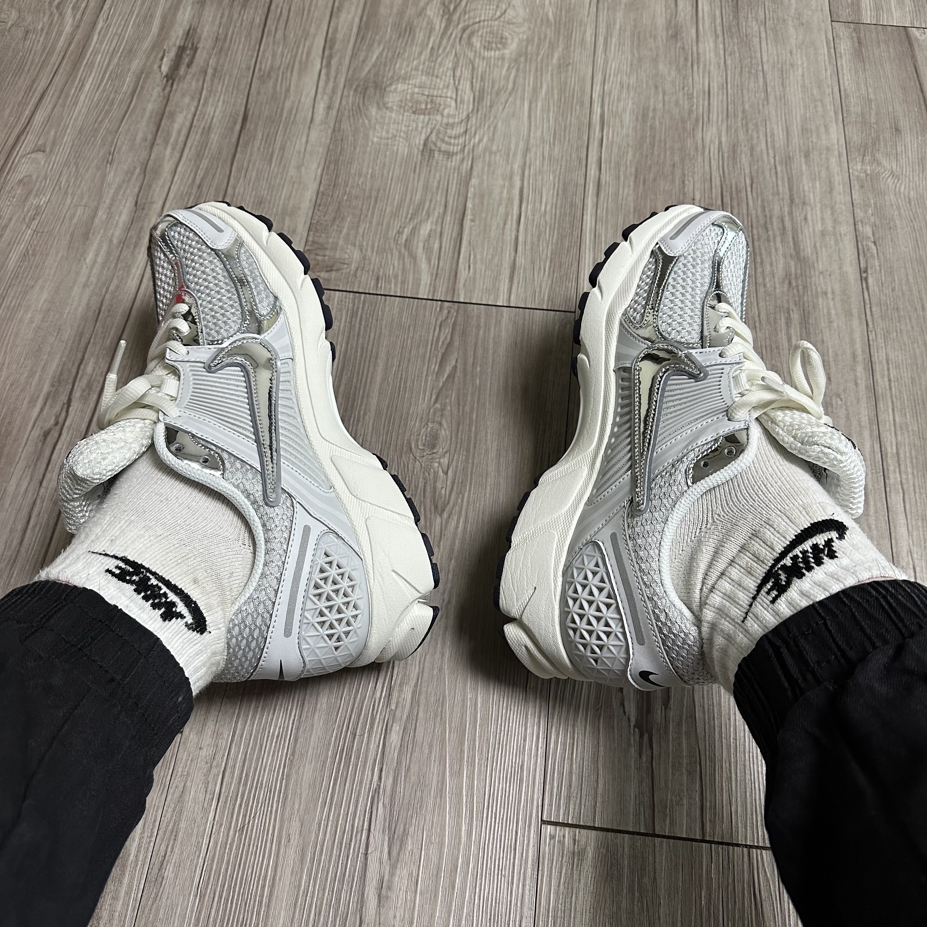 (W) Nike Zoom Vomero 5 Photon Dust and Metallic Silver 착용 스타일