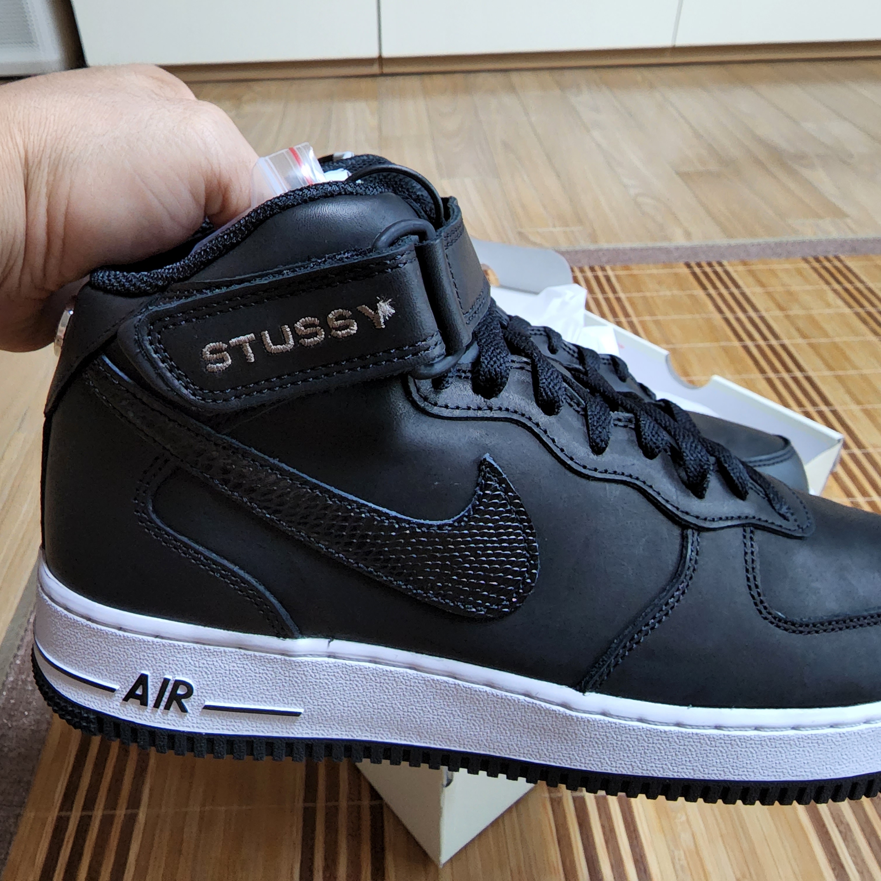 Nike x Stussy Air Force 1 '07 Mid SP Black 착용 스타일 - 2