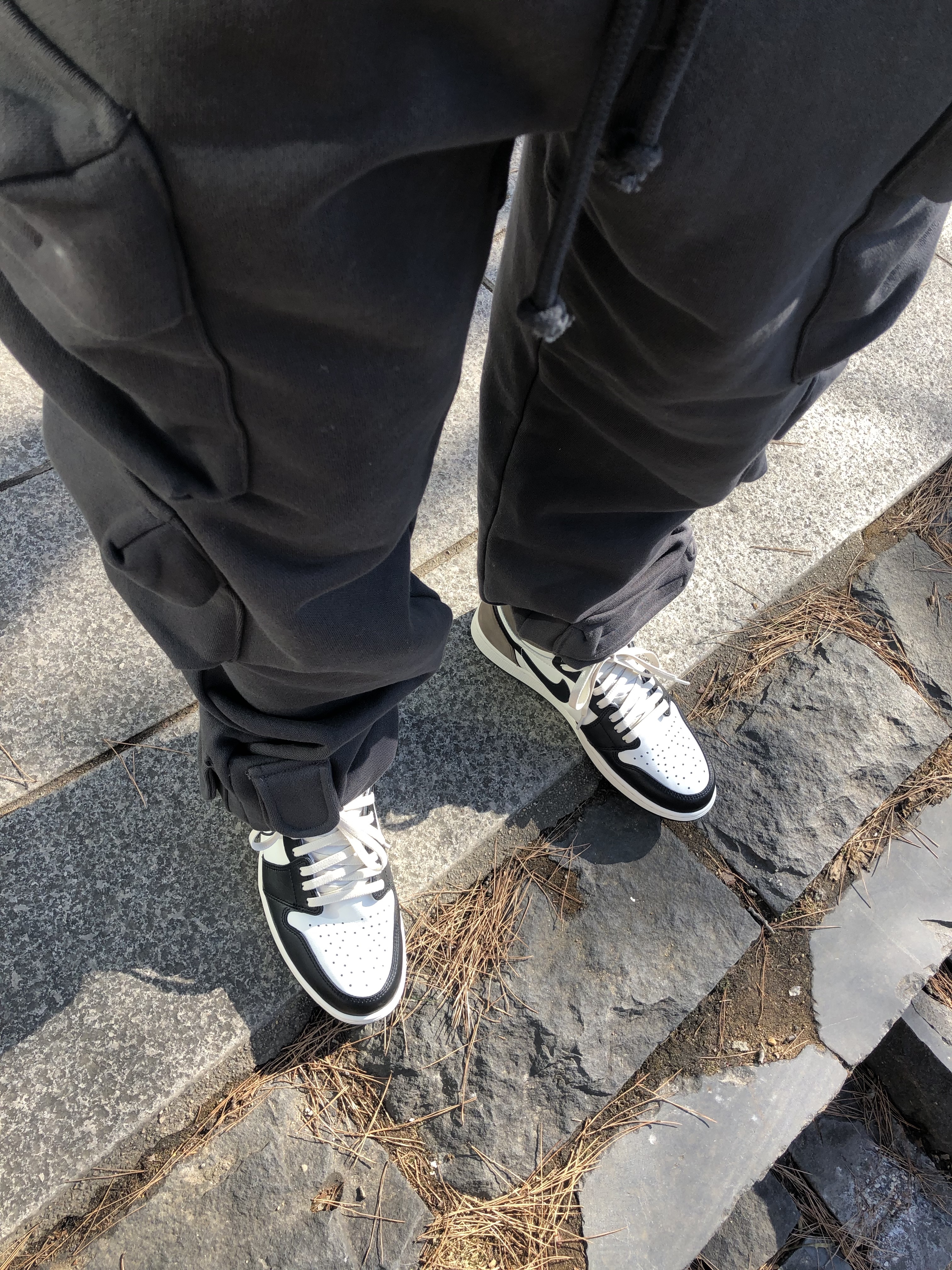 Jordan 1 Retro High OG Black Mocha 착용 스타일 - 2
