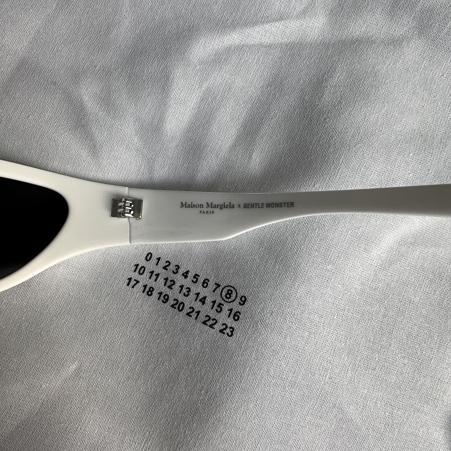 Gentle Monster x Maison Margiela MM003 White Black 착용 스타일 - 2