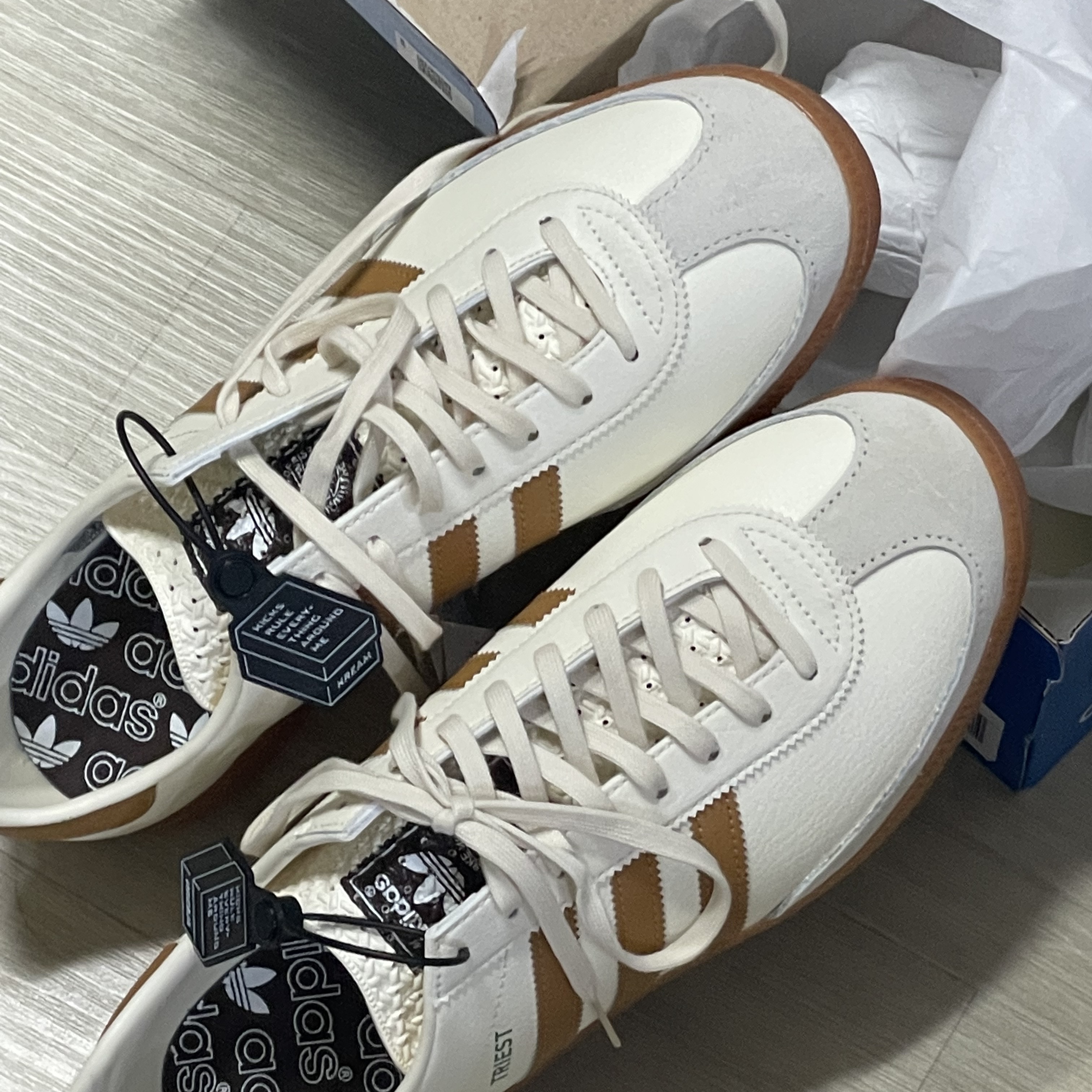 Adidas City Series Triest Cream White 착용 스타일