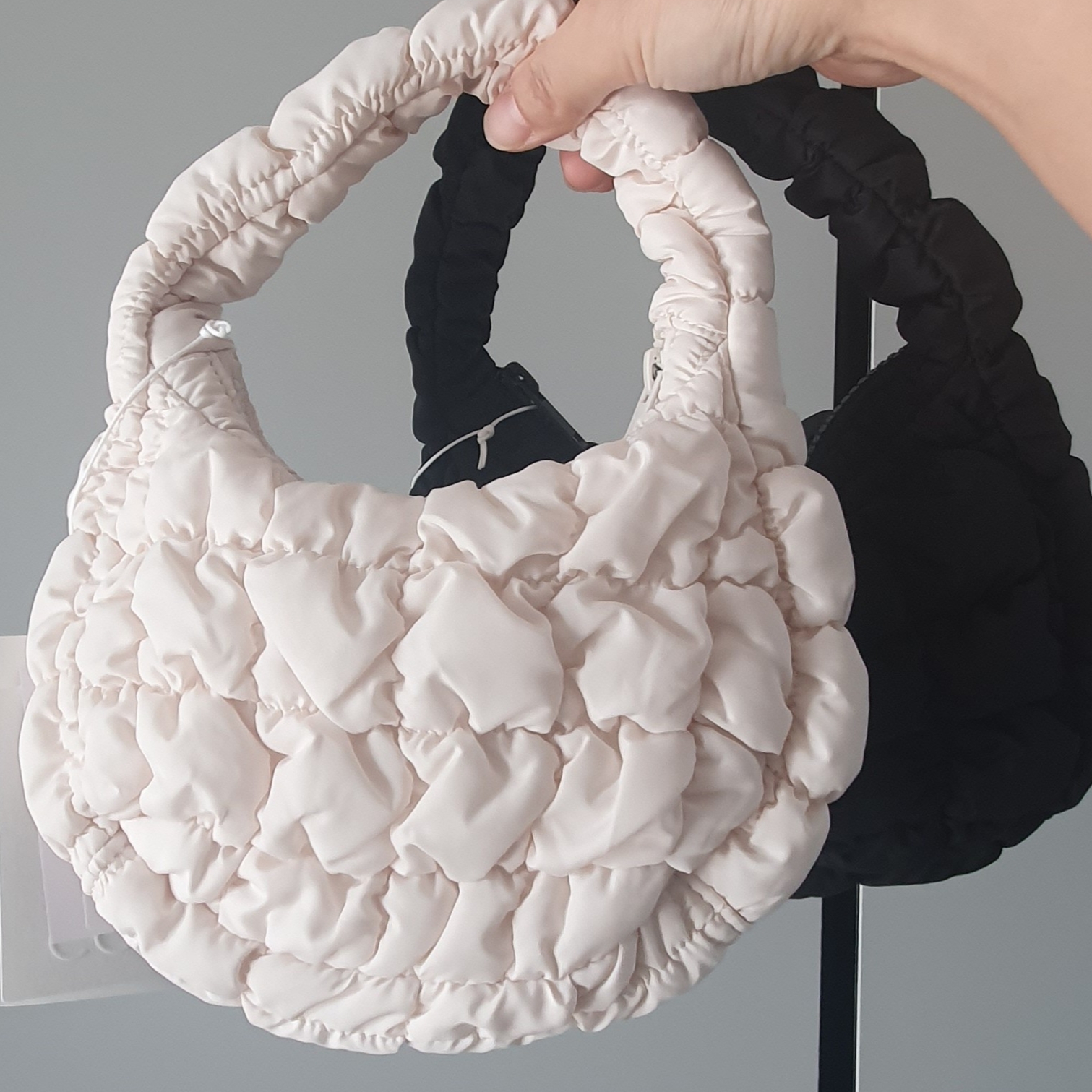 COS Quilted Micro Bag Off White, COS Quilted Micro Bag Black 착용 스타일