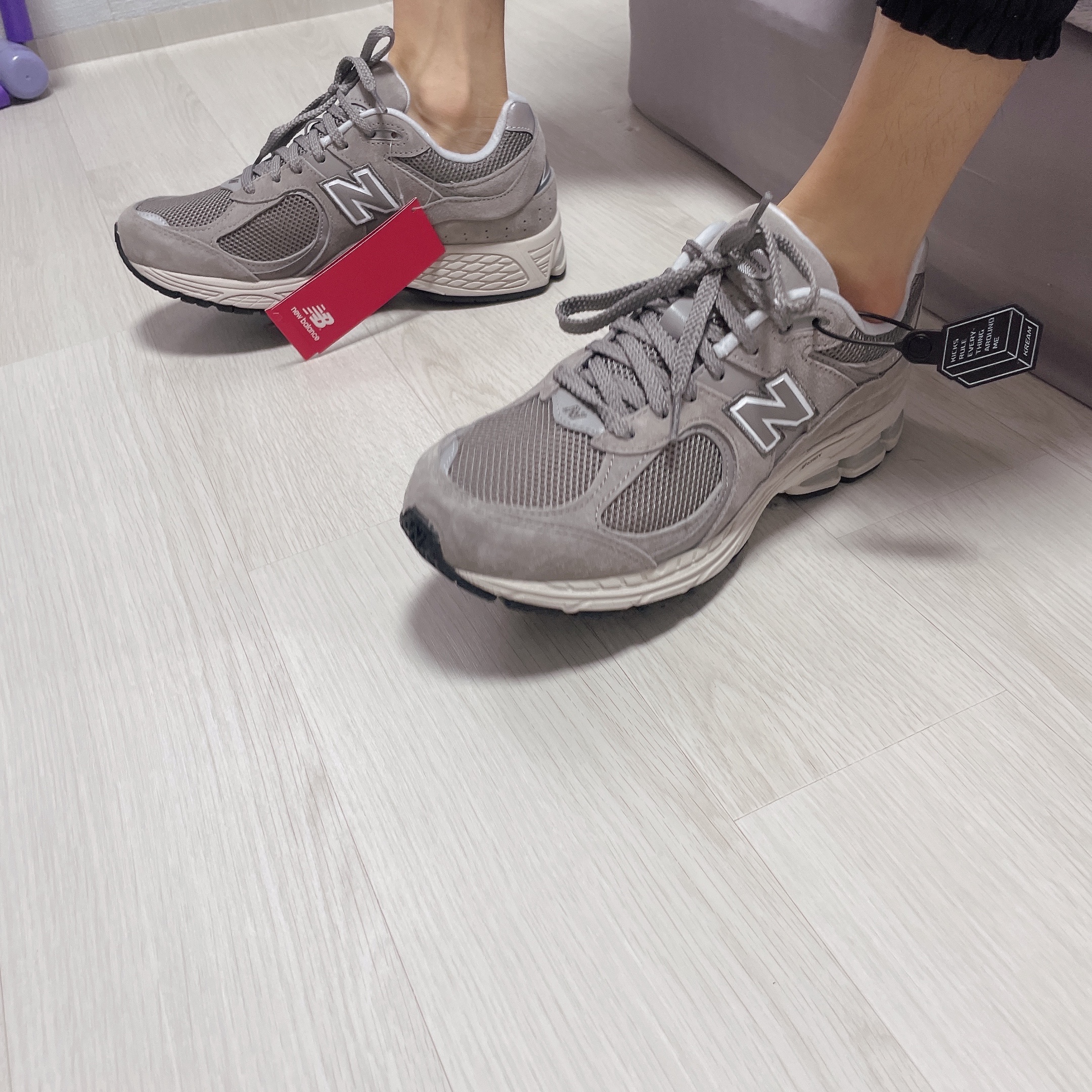 New Balance 2002R Grey 착용 스타일