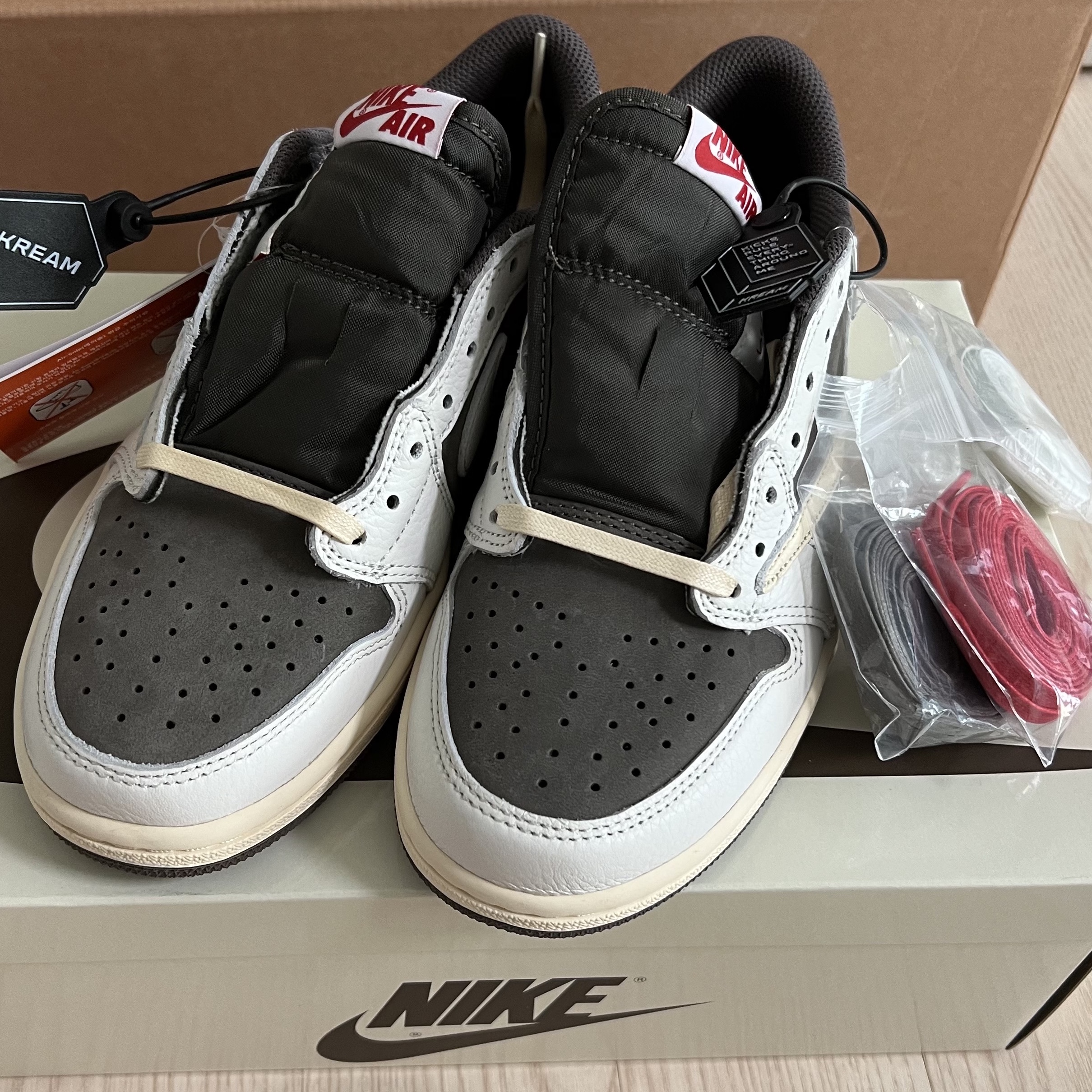 Jordan 1 x Travis Scott Retro Low OG SP Sail and Ridgerock 착용 스타일 - 2