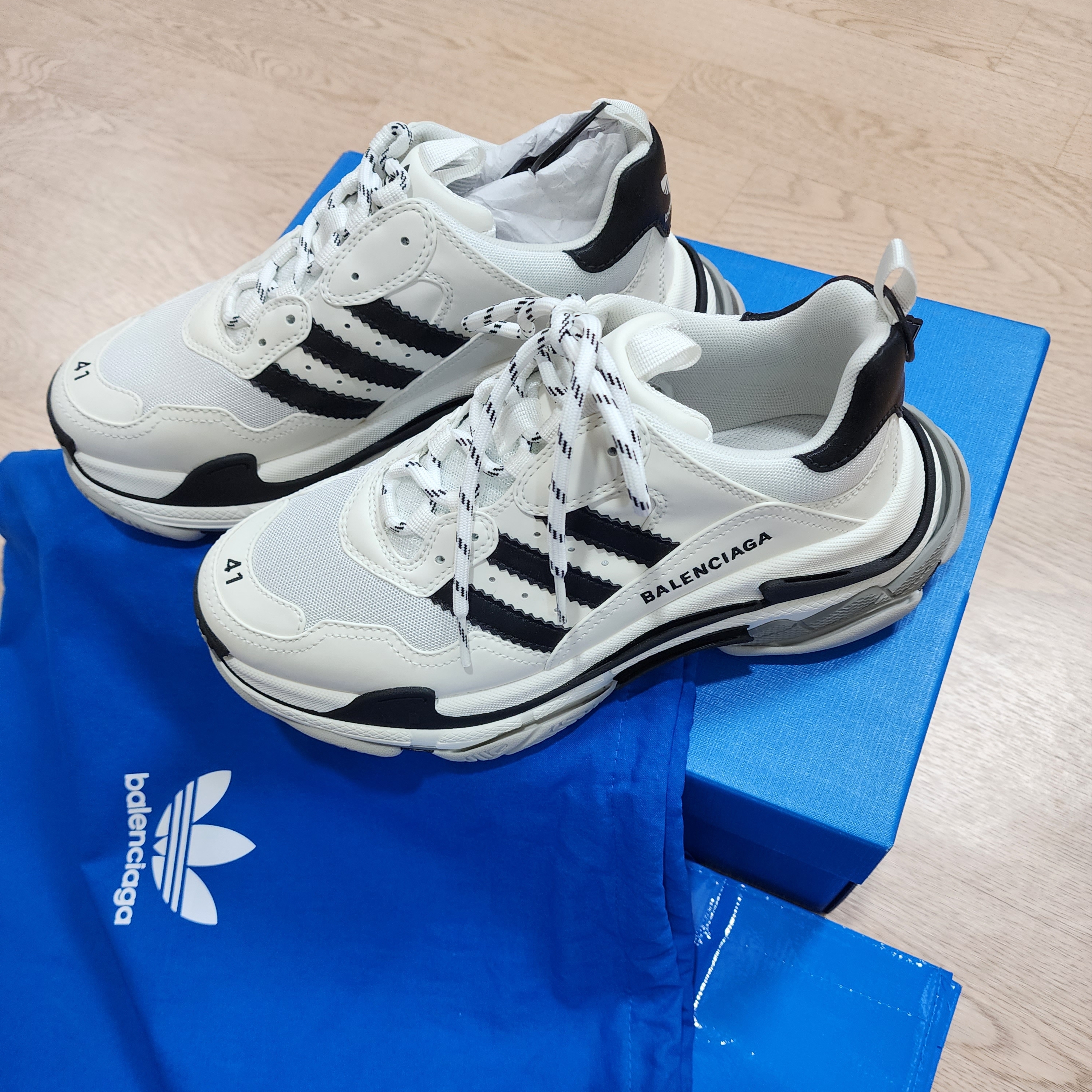 Balenciaga x Adidas Triple S Sneakers White Black 착용 스타일 - 1