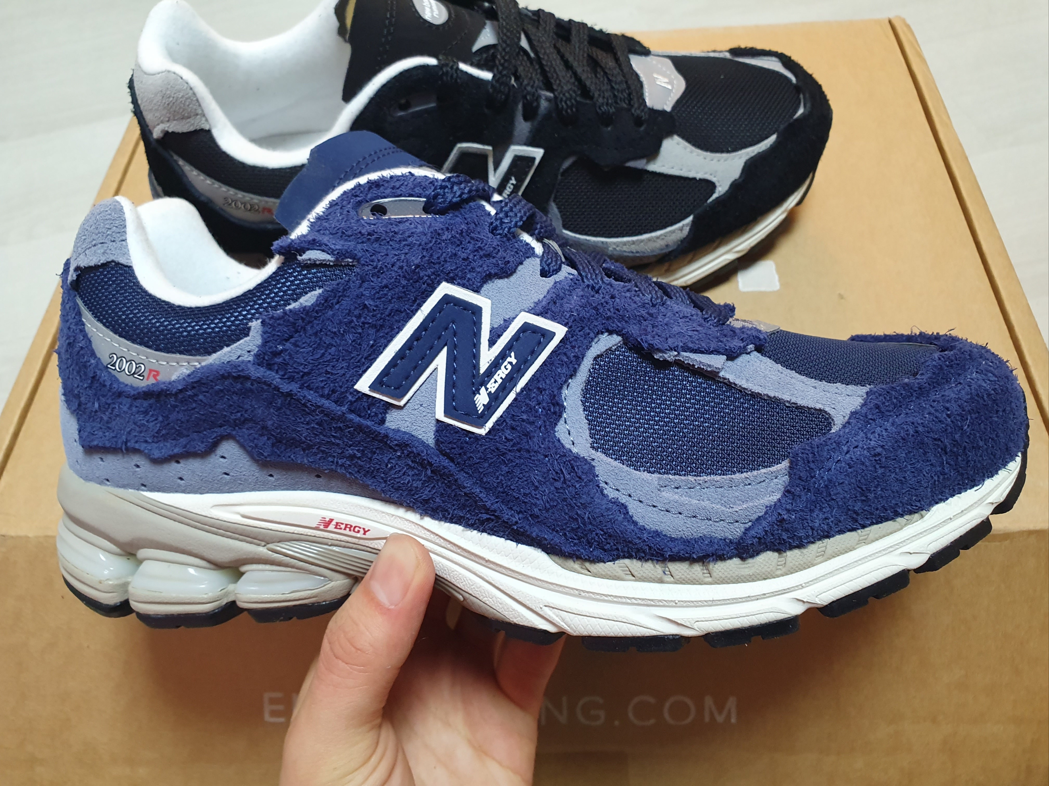 New Balance 2002R Protection Pack Navy, New Balance 2002R Protection Pack Black Grey 착용 스타일 - 1