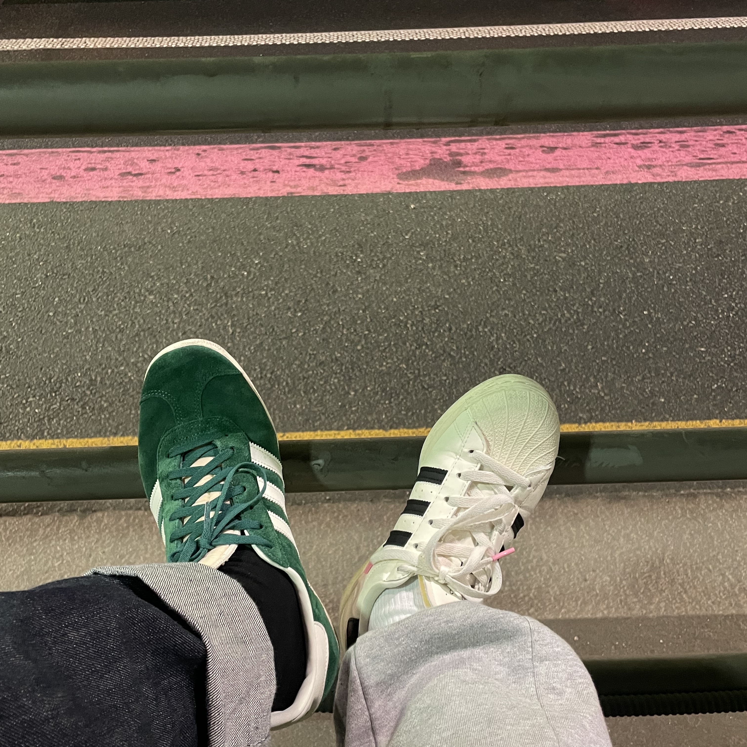 Adidas Gazelle Dark Green Cream White 착용 스타일