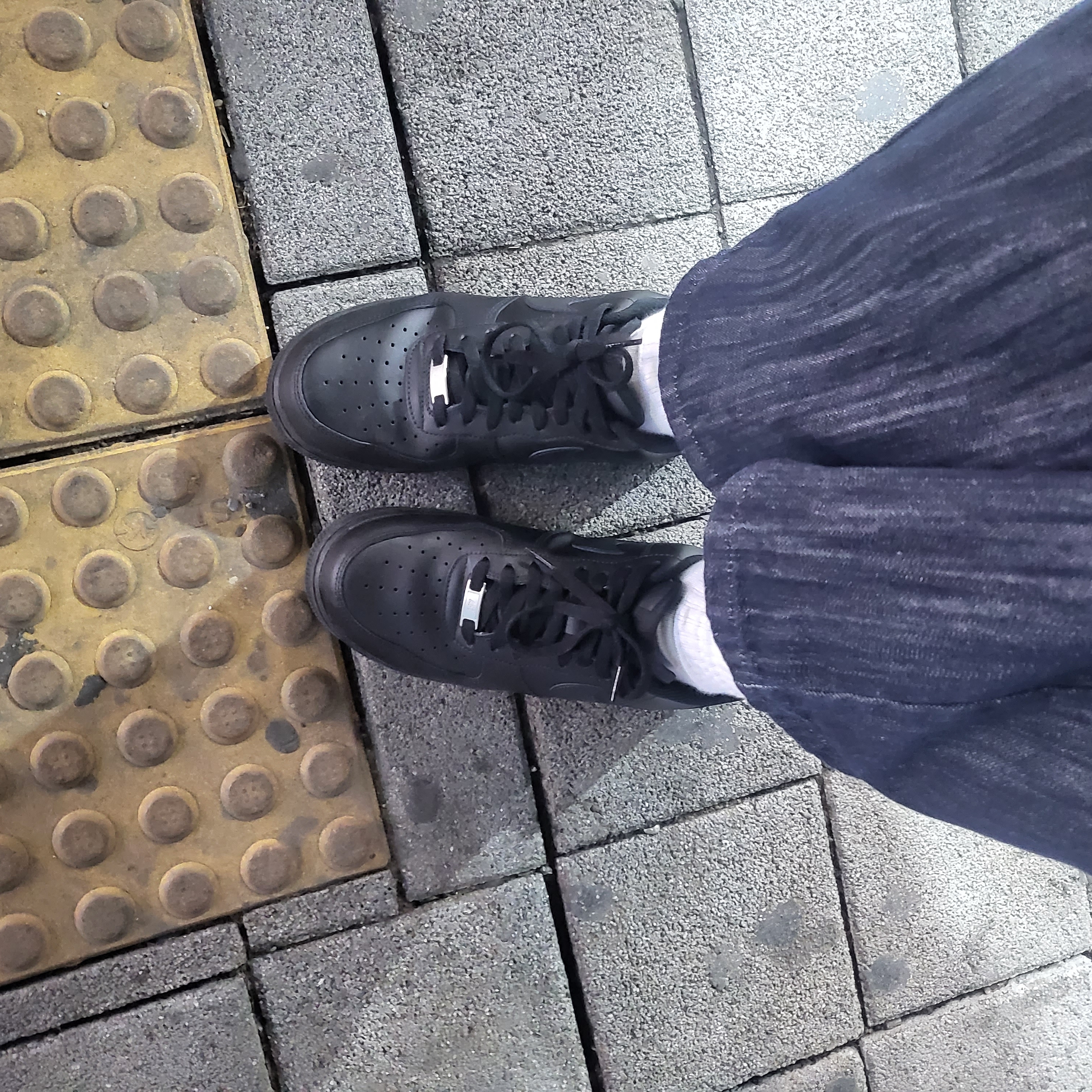 Nike Air Force 1 '07 Low Triple Black 착용 스타일
