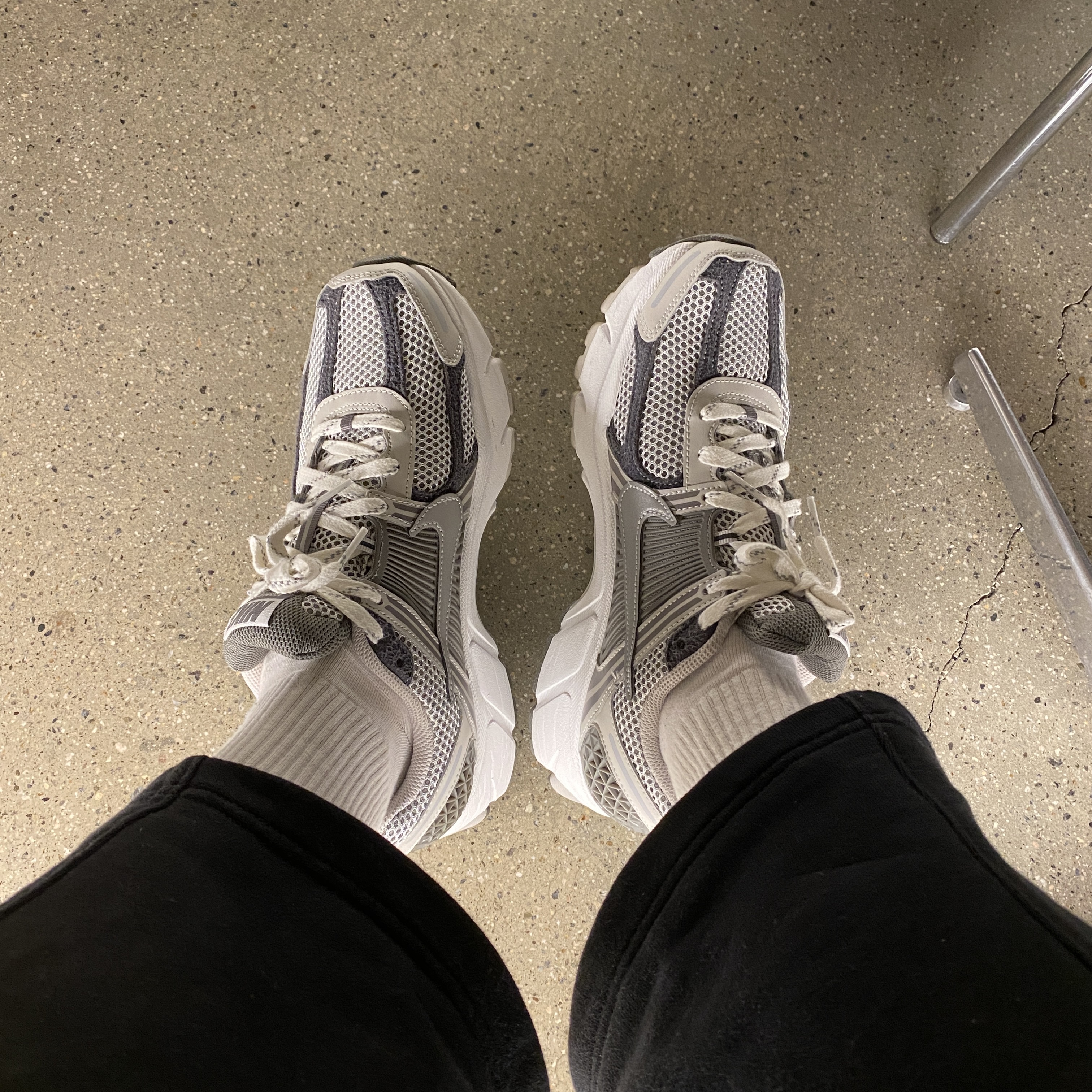Nike Zoom Vomero 5 PRM Light Iron Ore and Flat Fewter 착용 스타일 - 2