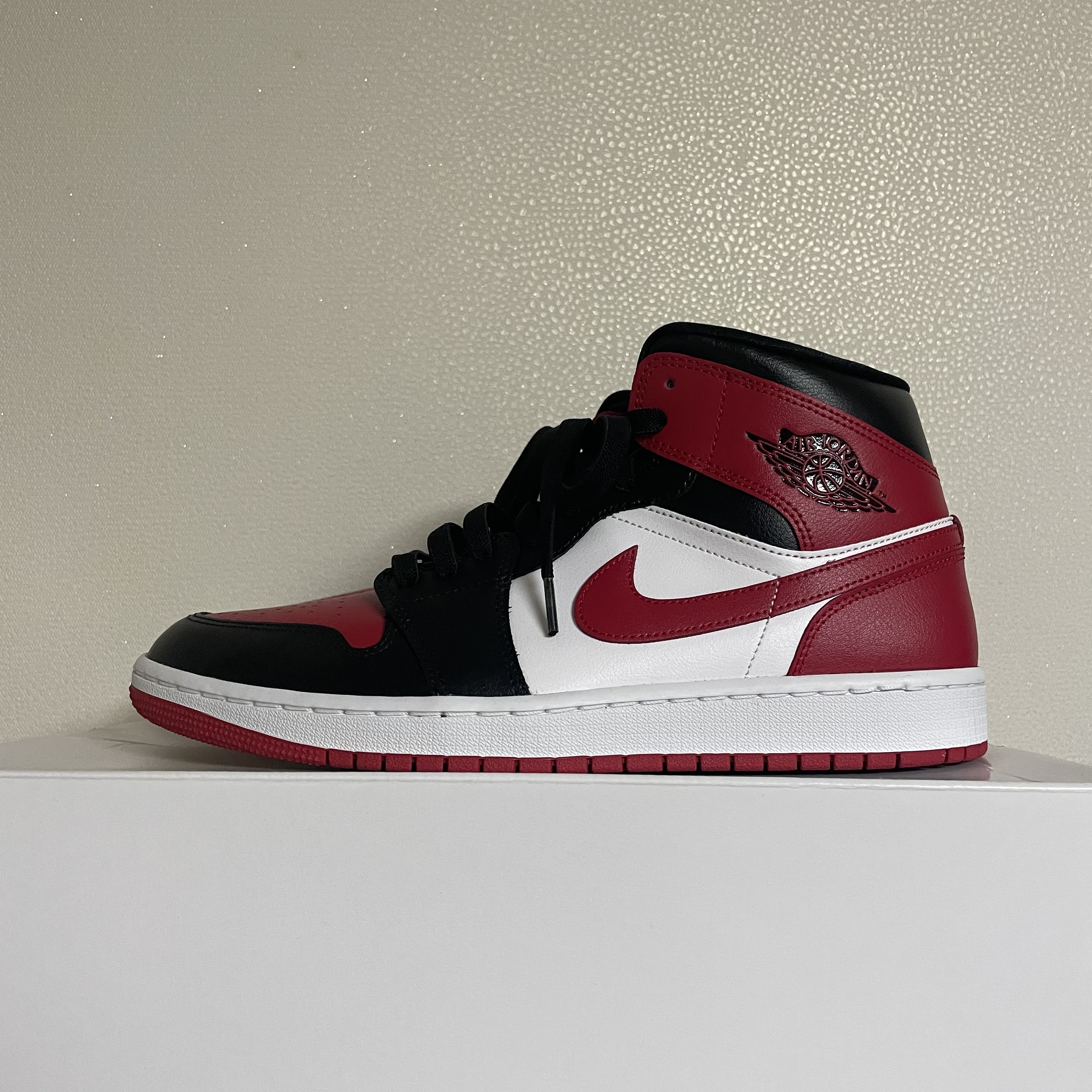 (W) Jordan 1 Mid Black and Gym Red 착용 스타일 - 2