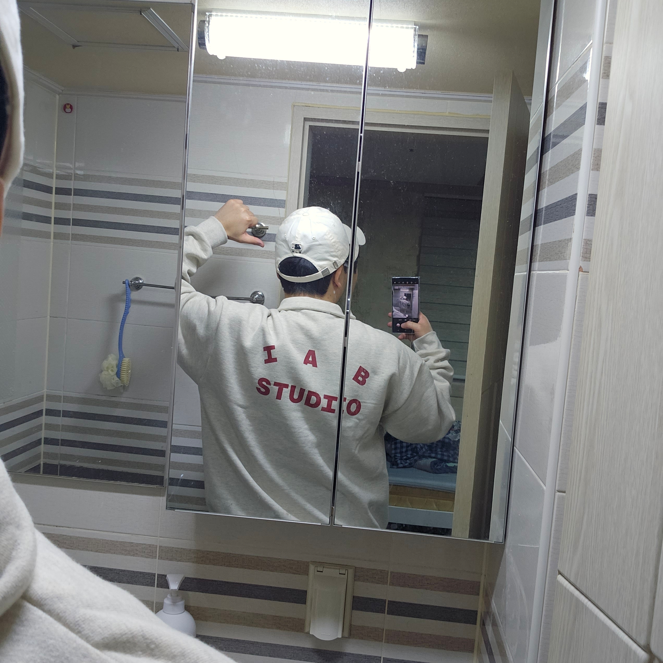 IAB Studio Half Zip-Up Oatmeal Burgundy 착용 스타일