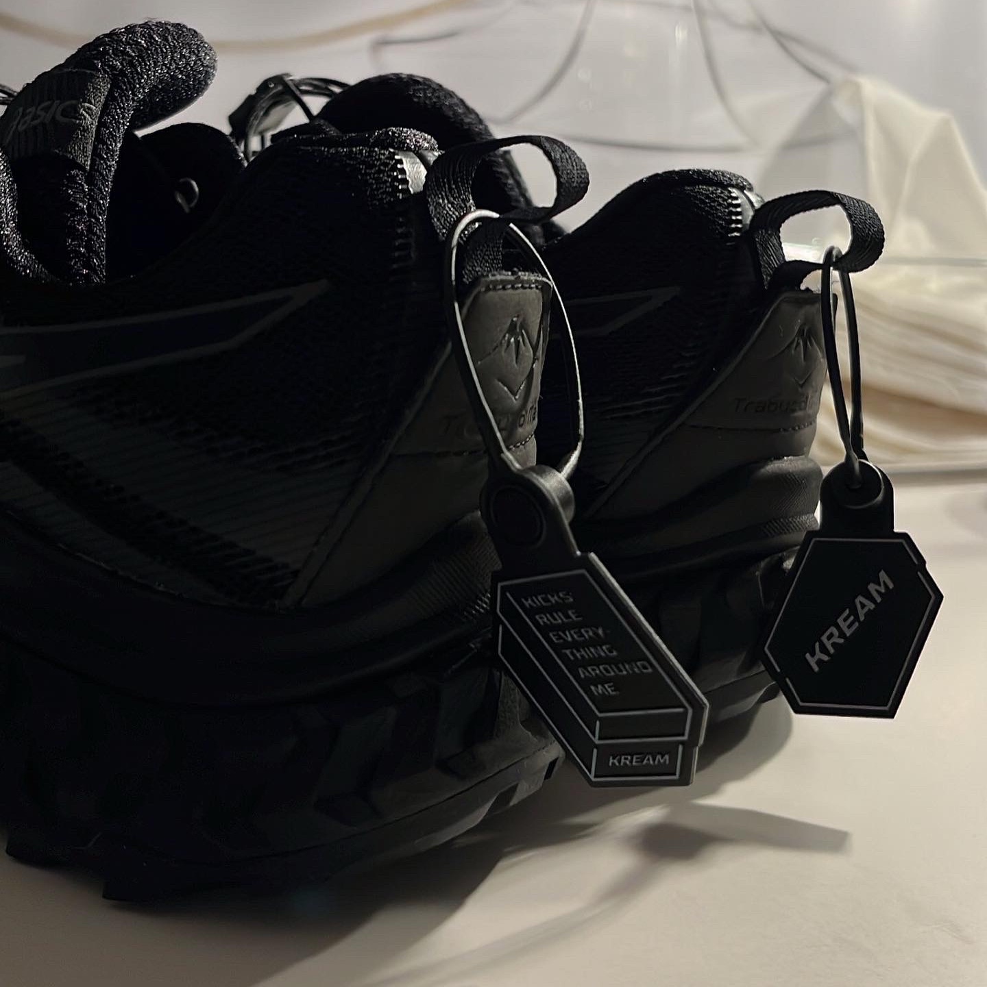 Asics Trabuco Max Black 착용 스타일 - 3