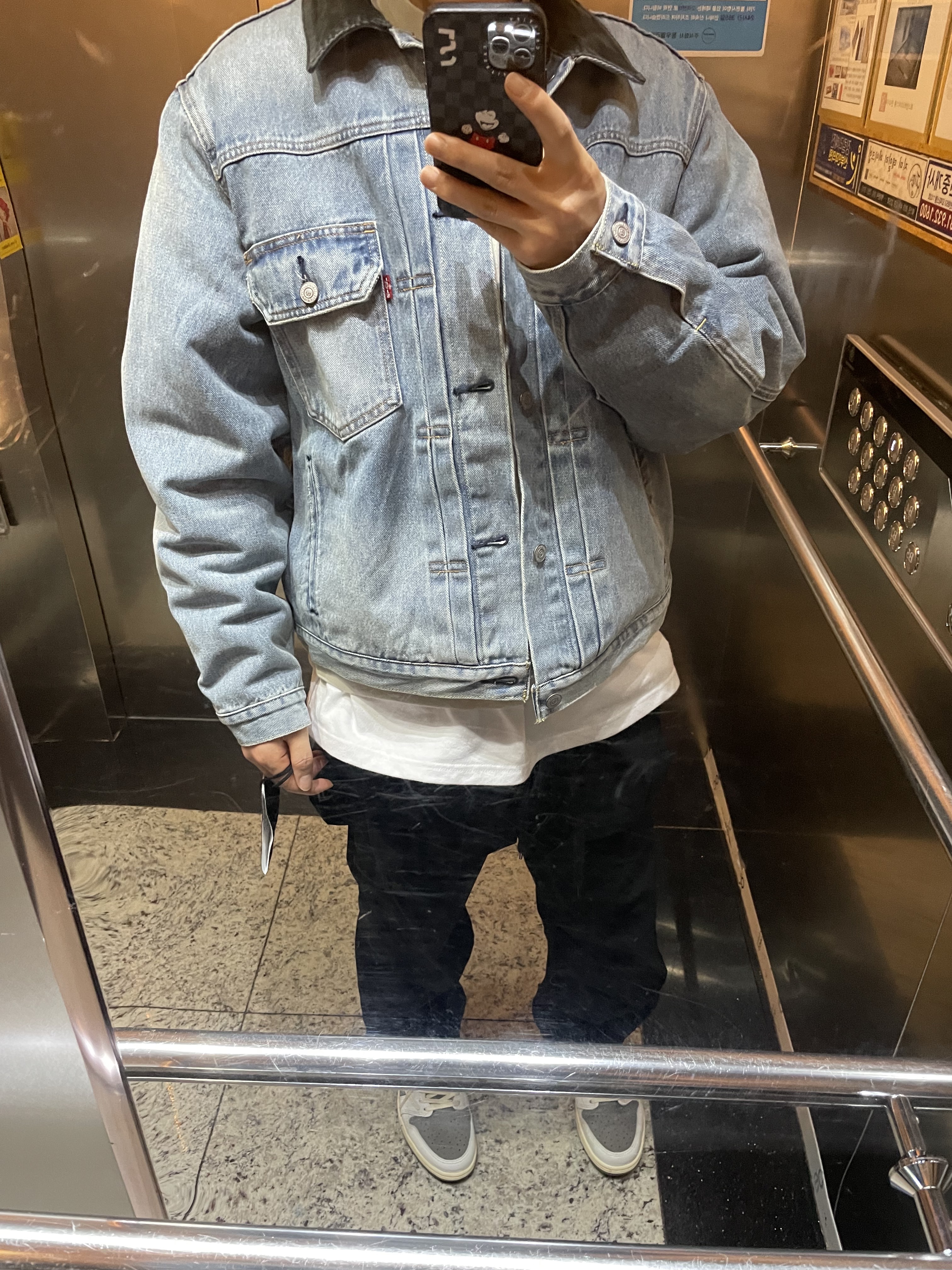 Stussy x Levi's Embossed Trucker Jacket Indigo 착용 스타일