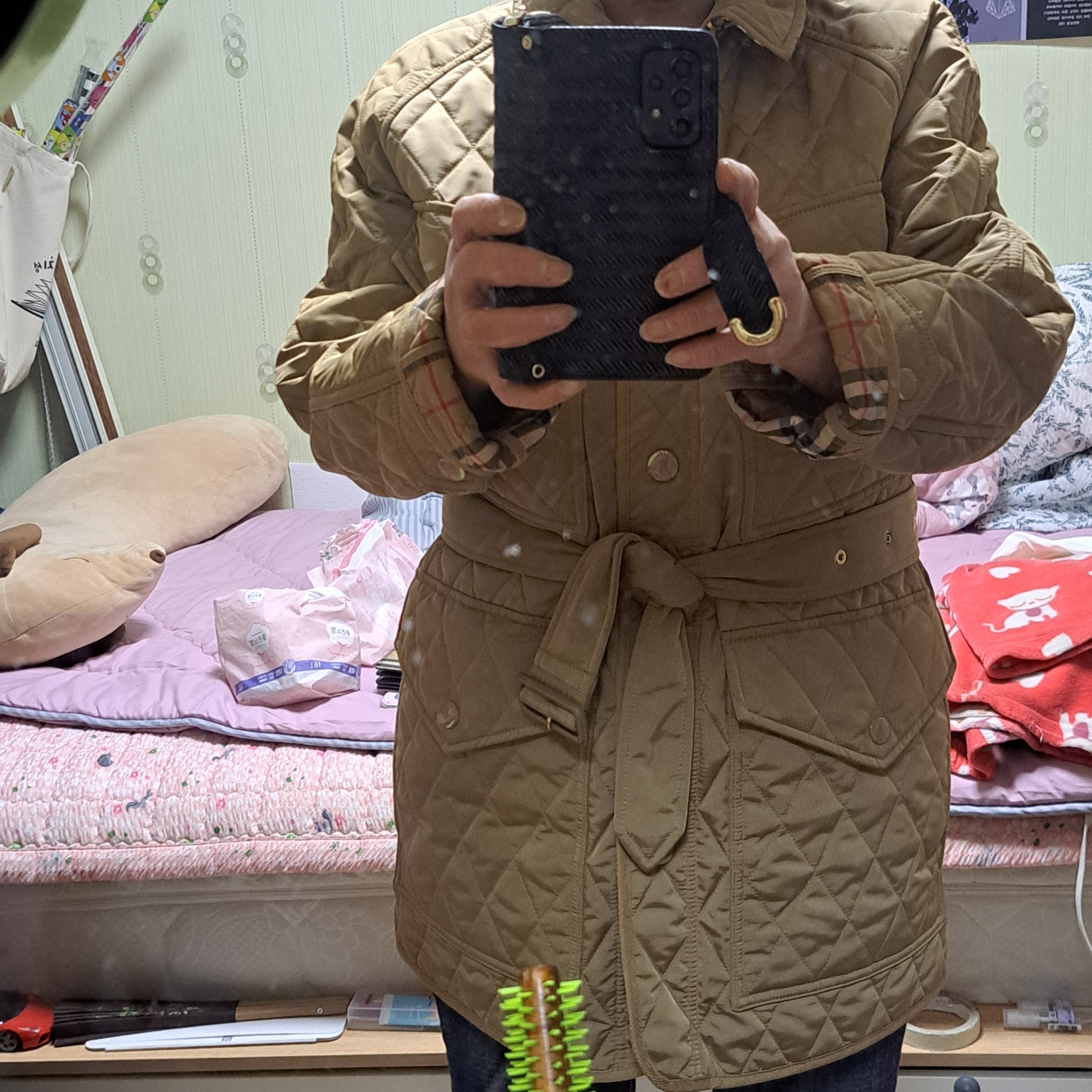 (W) Burberry Diamond Quilted Nylon Canvas Field Jacket in Archive Beige 착용 스타일