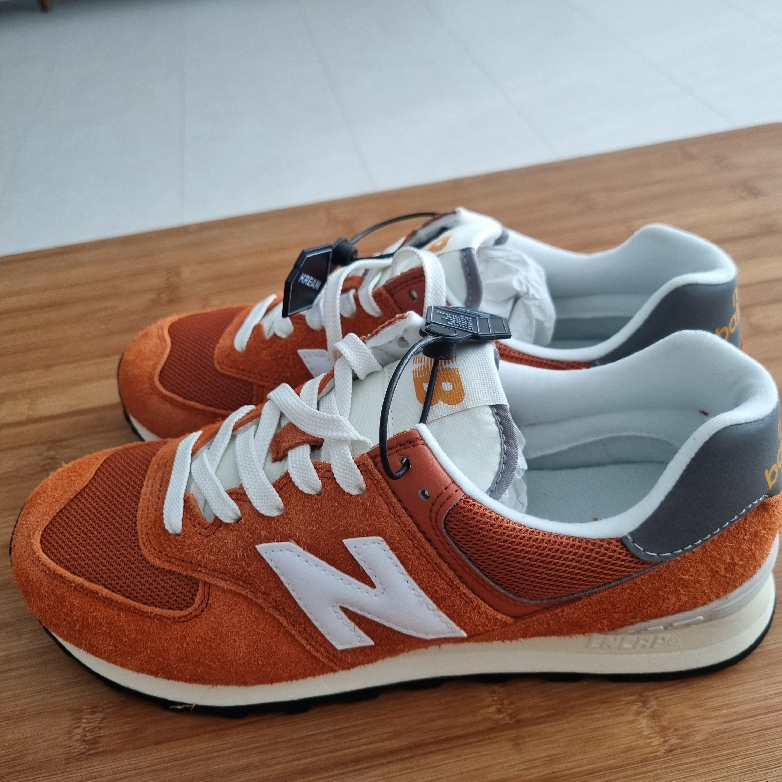 New Balance 574 Heritage Orange Burst White 착용 스타일 - 2
