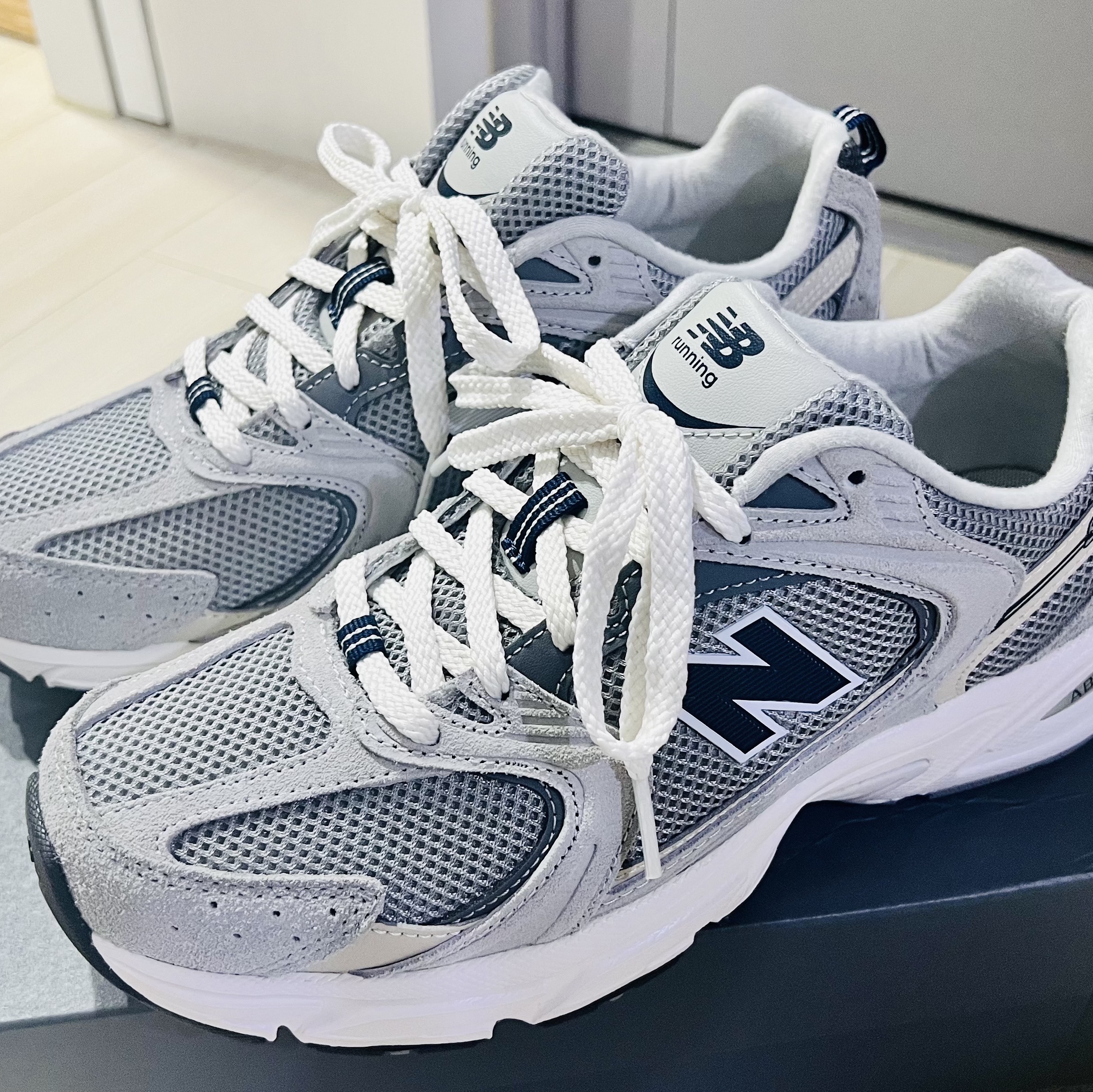 New Balance 530 Gray 착용 스타일