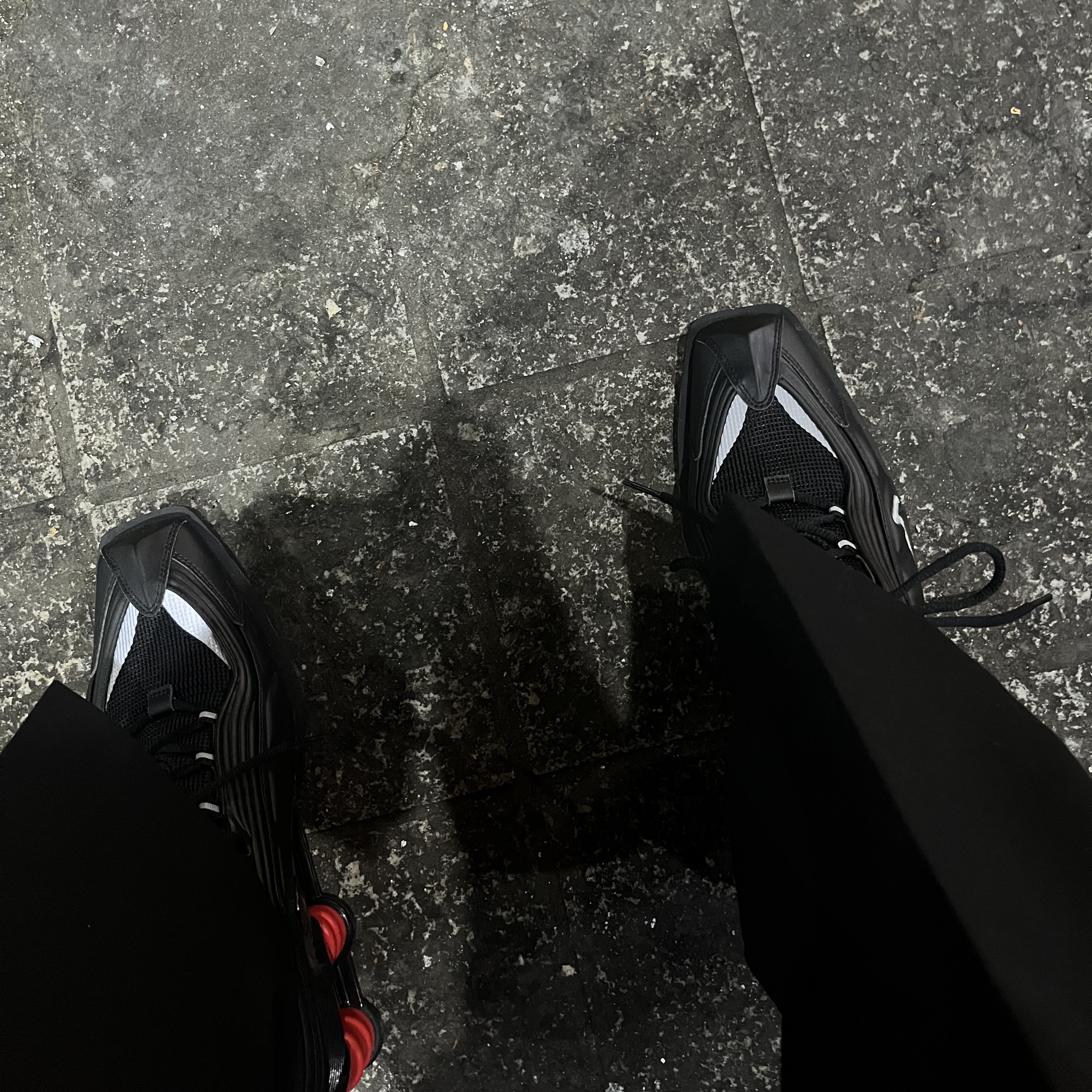 Nike x Martine Rose Shox MR4 Black 착용 스타일 - 2