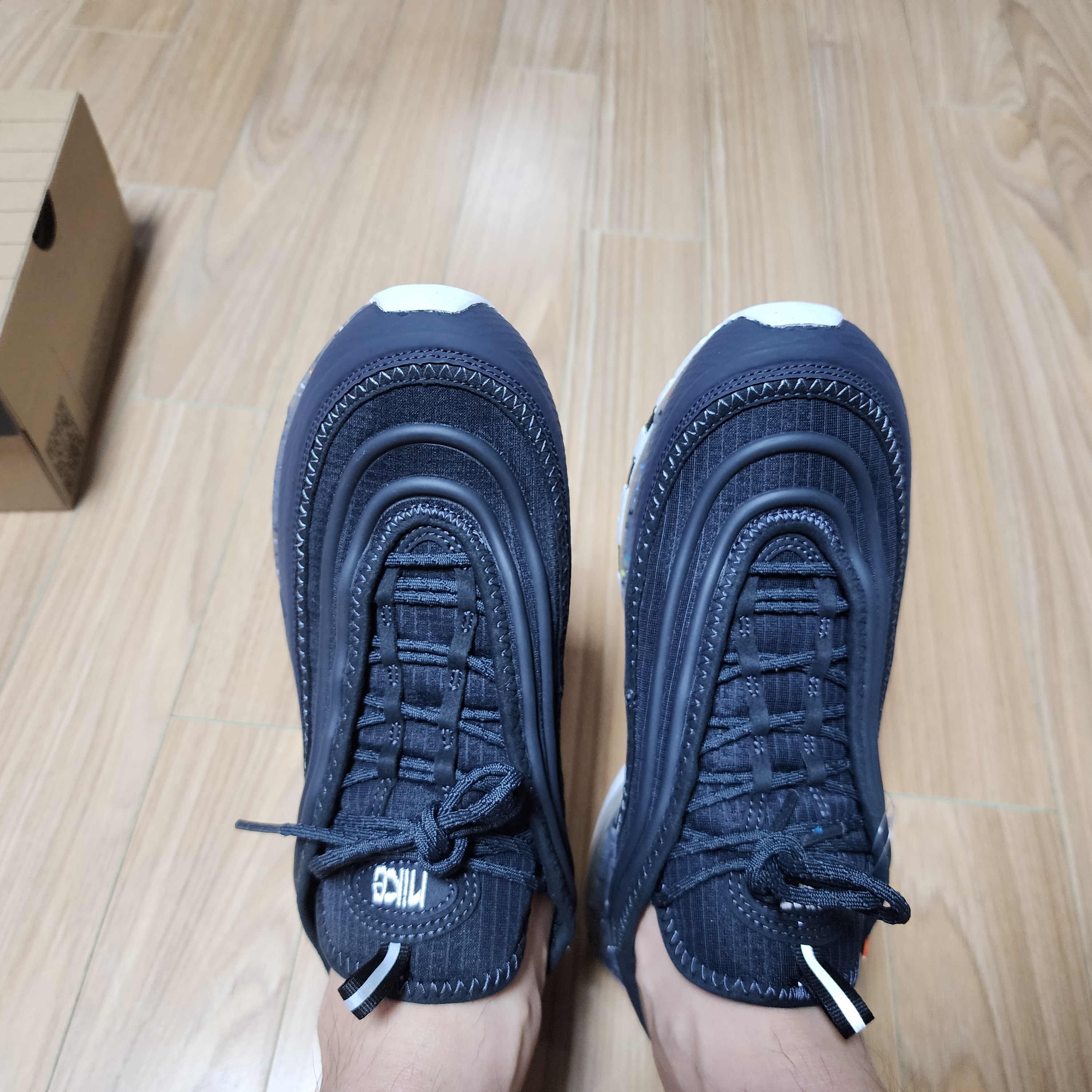 Nike Air Max Terrascape 97 Off Noir and Summit White 착용 스타일 - 3