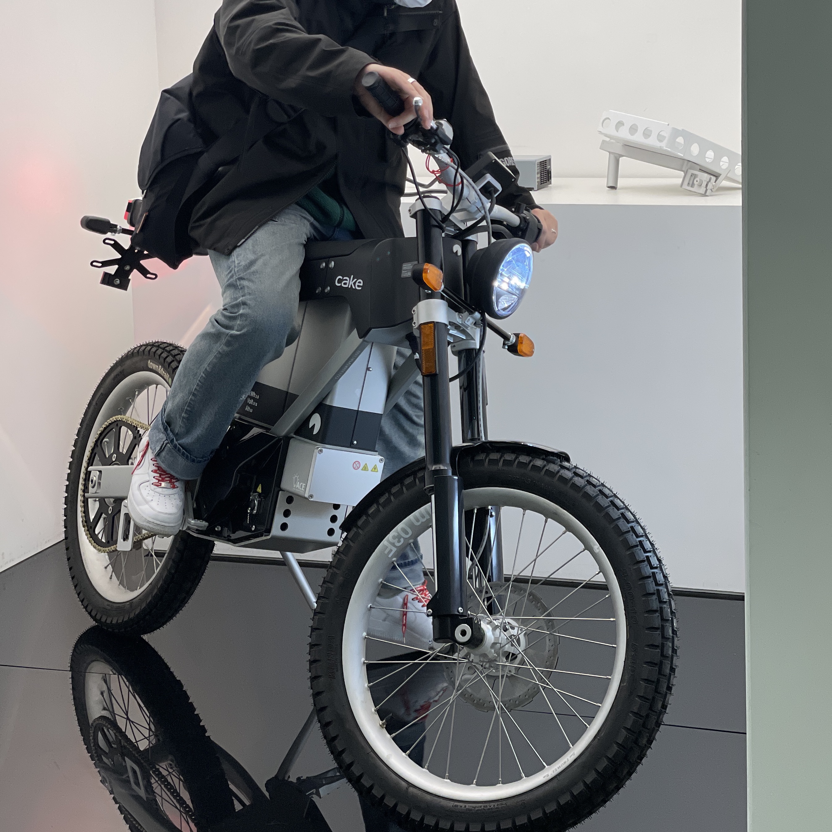 Nike x Supreme Air Force 1 Low White, Palace Gore-Tex The Don Jacket Black - 21FW 착용 스타일