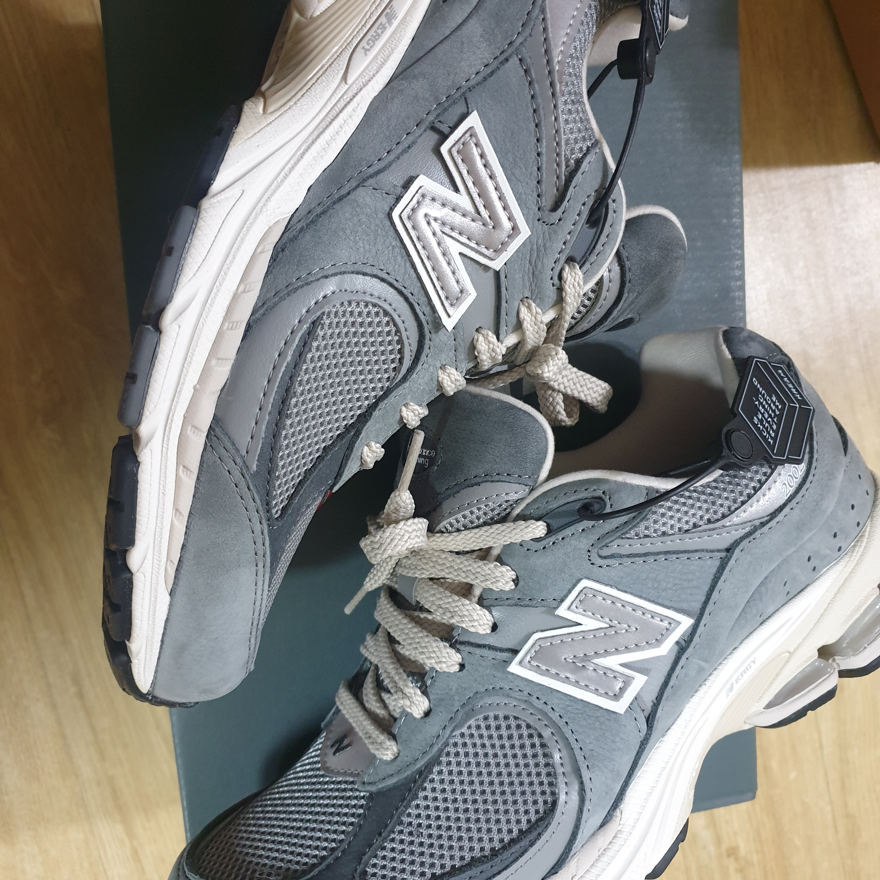 New Balance 2002R Premium Vintage Grey 착용 스타일 - 1