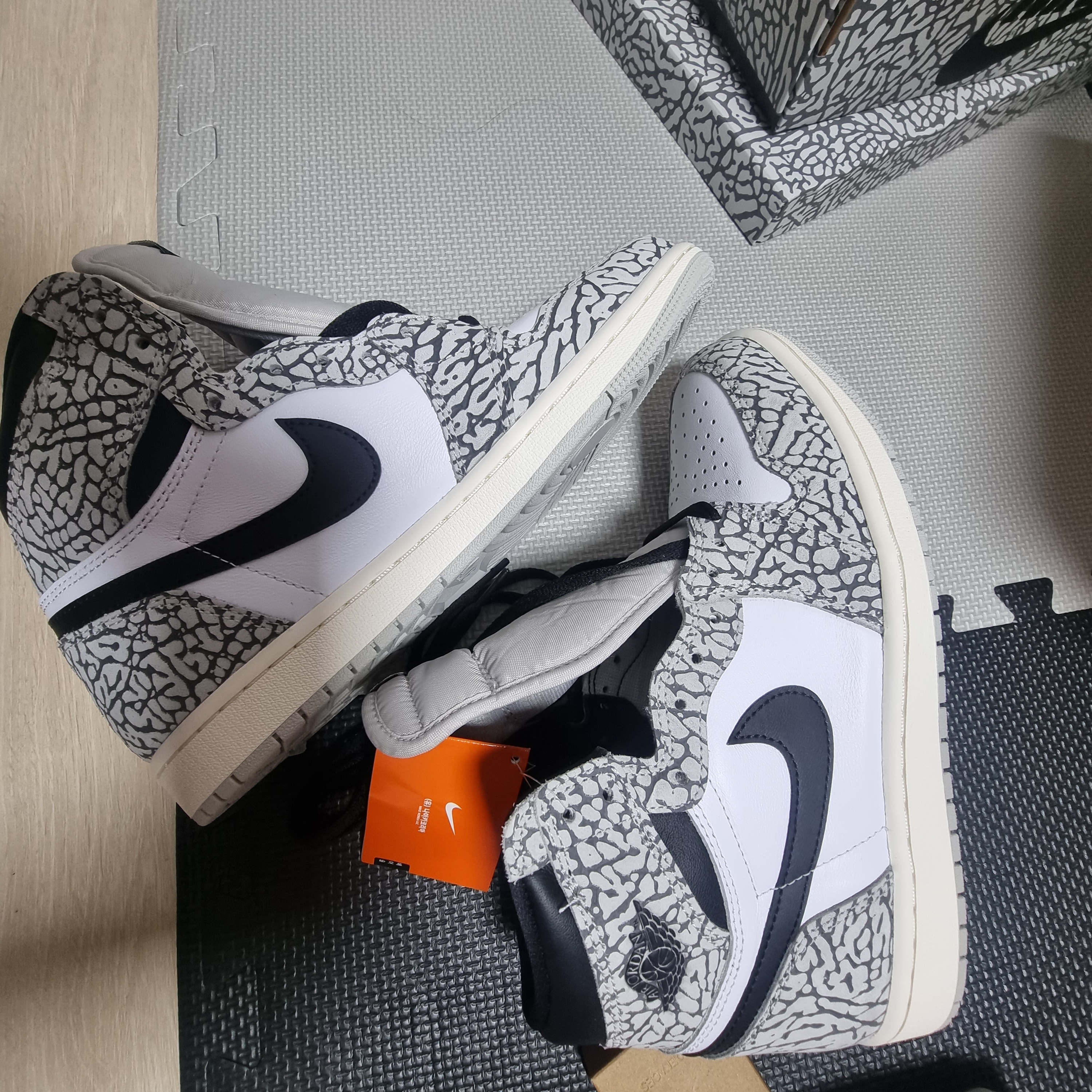 Jordan 1 Retro High OG White Cement 착용 스타일 - 2