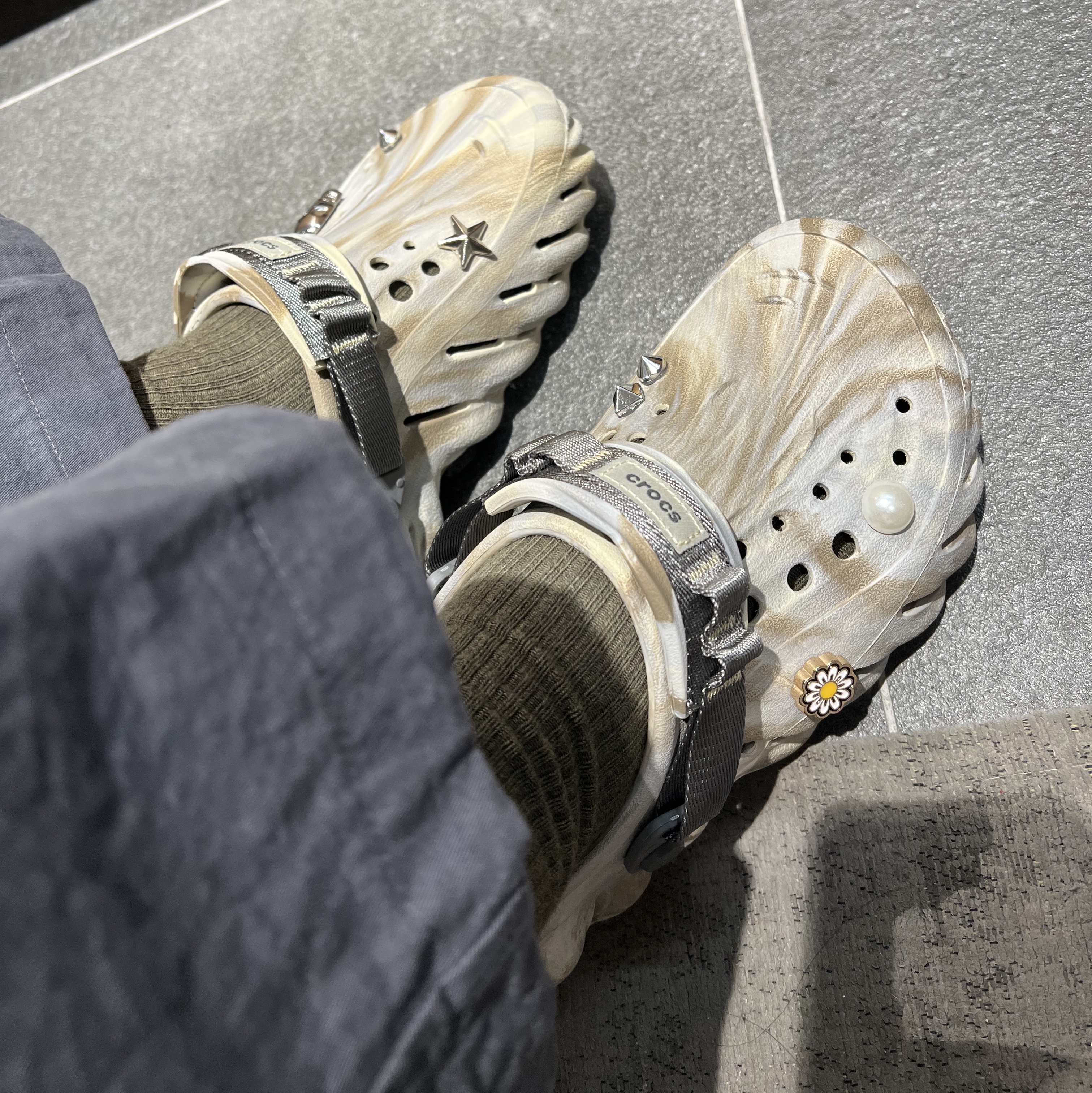 Crocs Echo Marbled Clog Bone Multi 착용 스타일 - 2