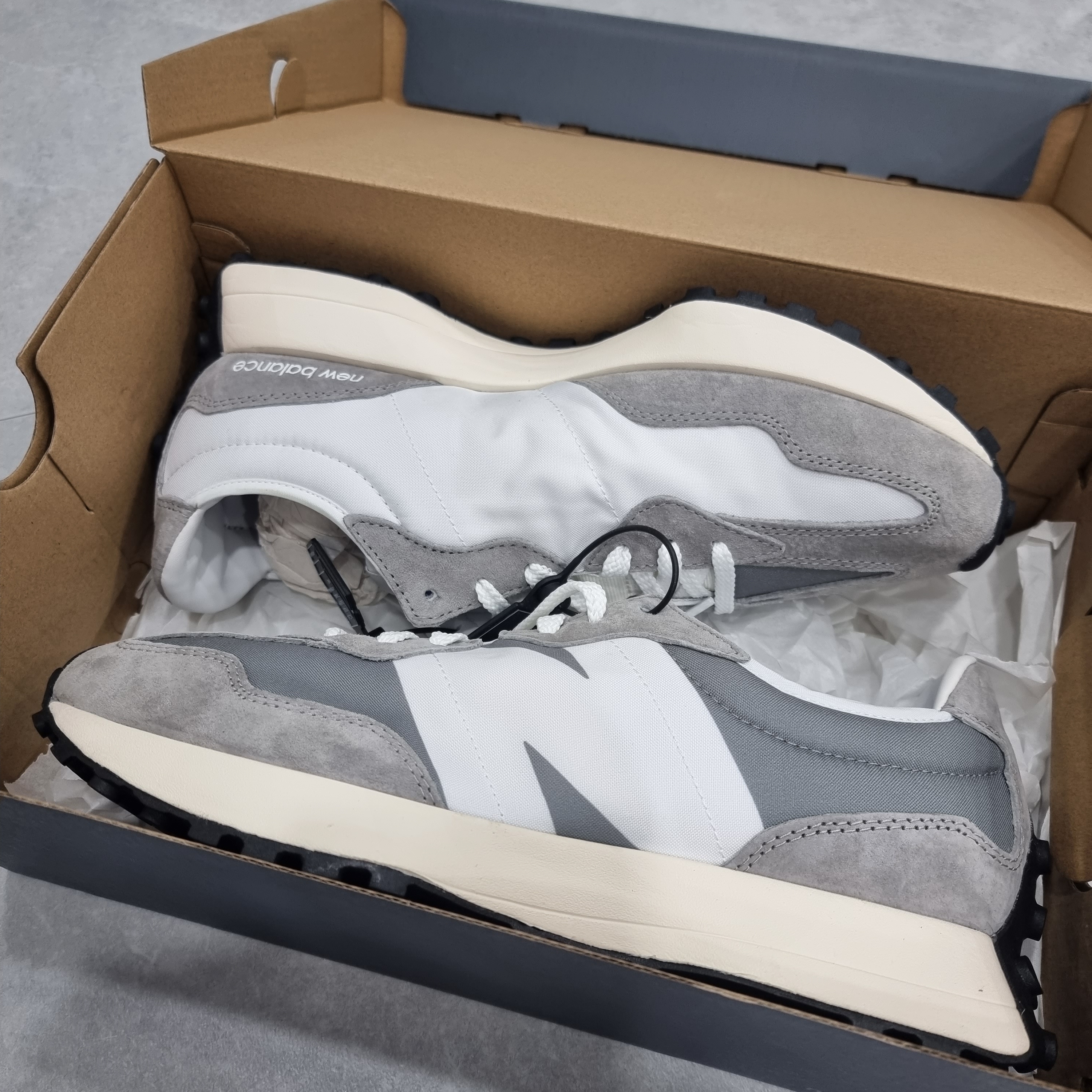 New Balance 327 Grey 착용 스타일 - 2