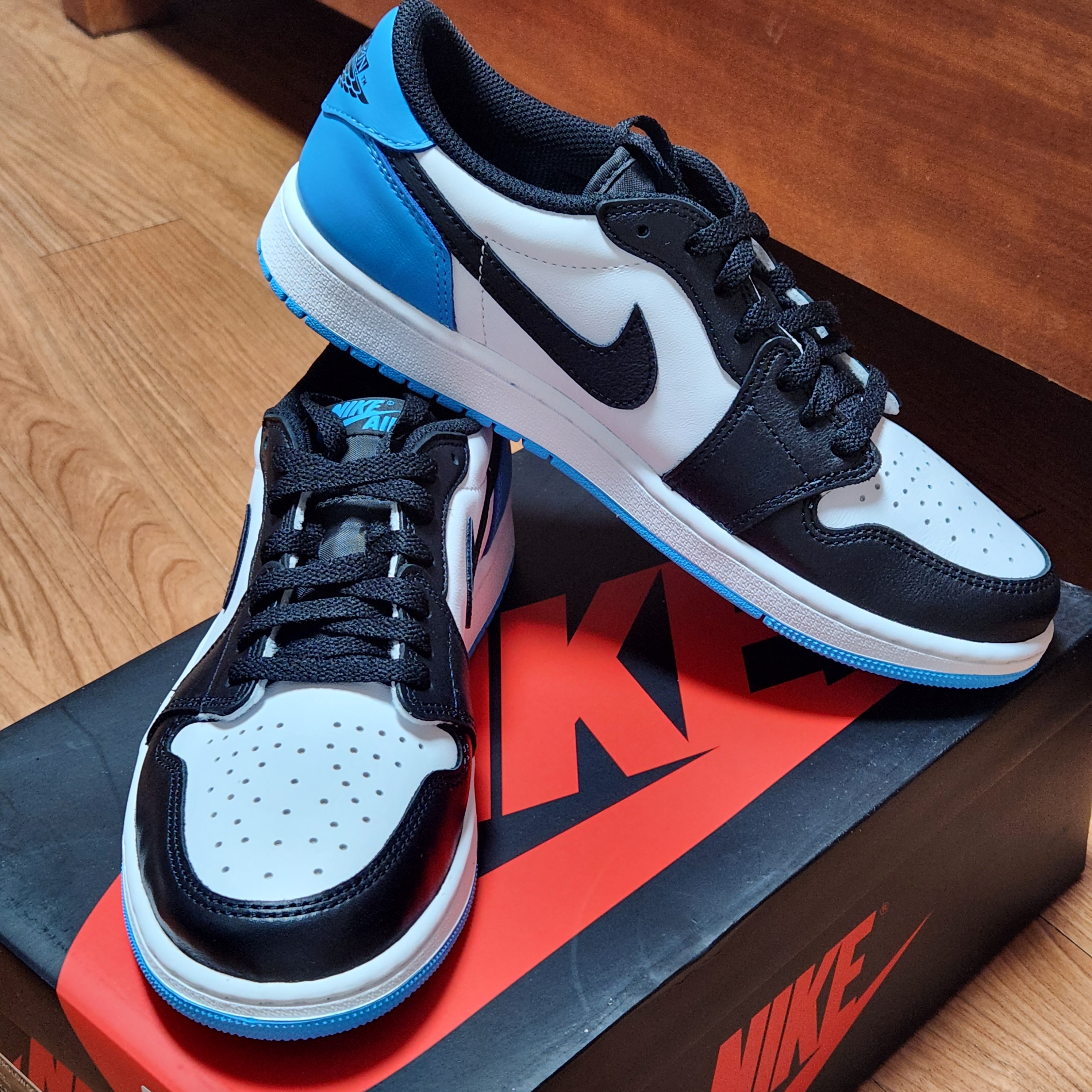 Jordan 1 Retro Low OG Black and Dark Powder Blue 착용 스타일