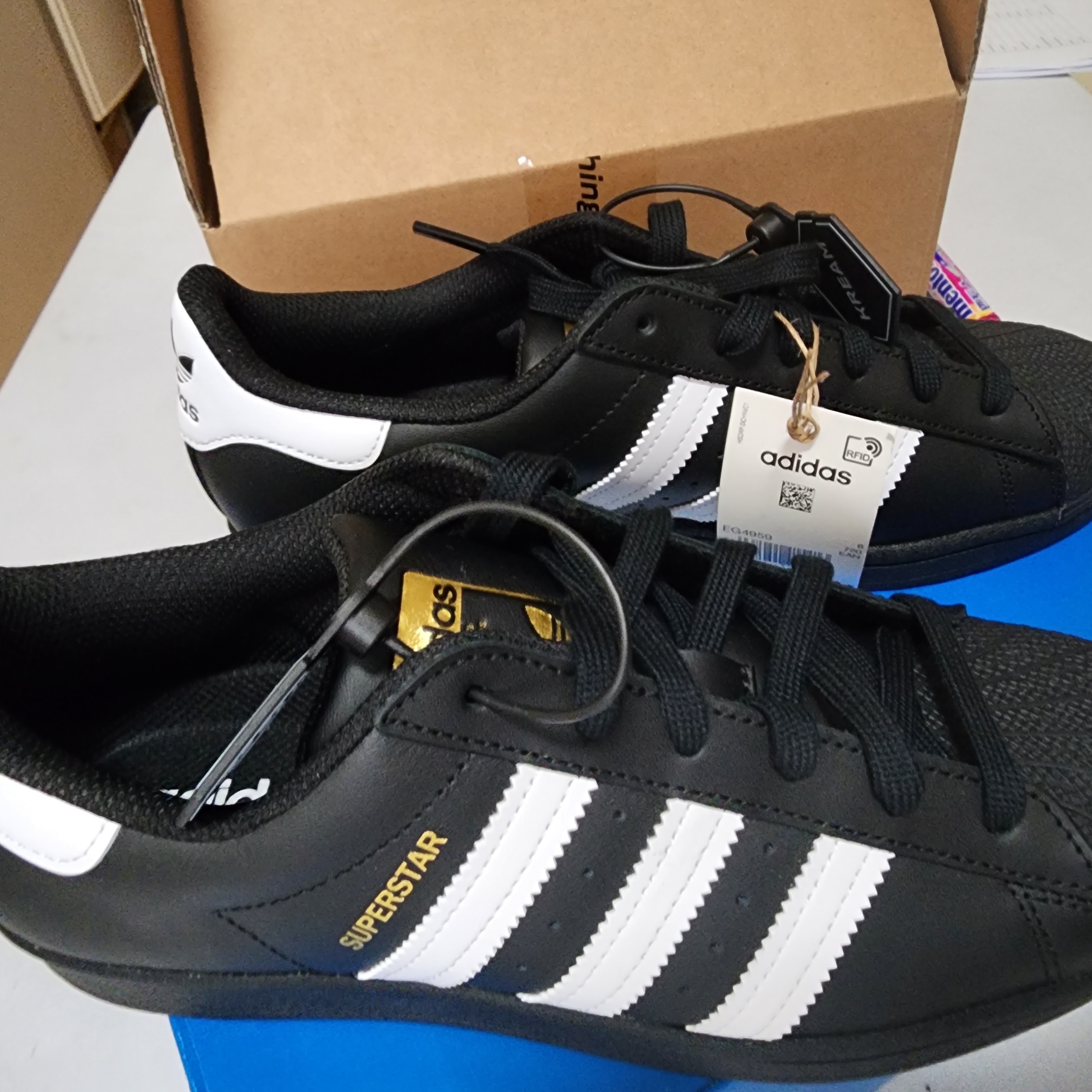 Adidas Superstar Core Black White 착용 스타일 - 3