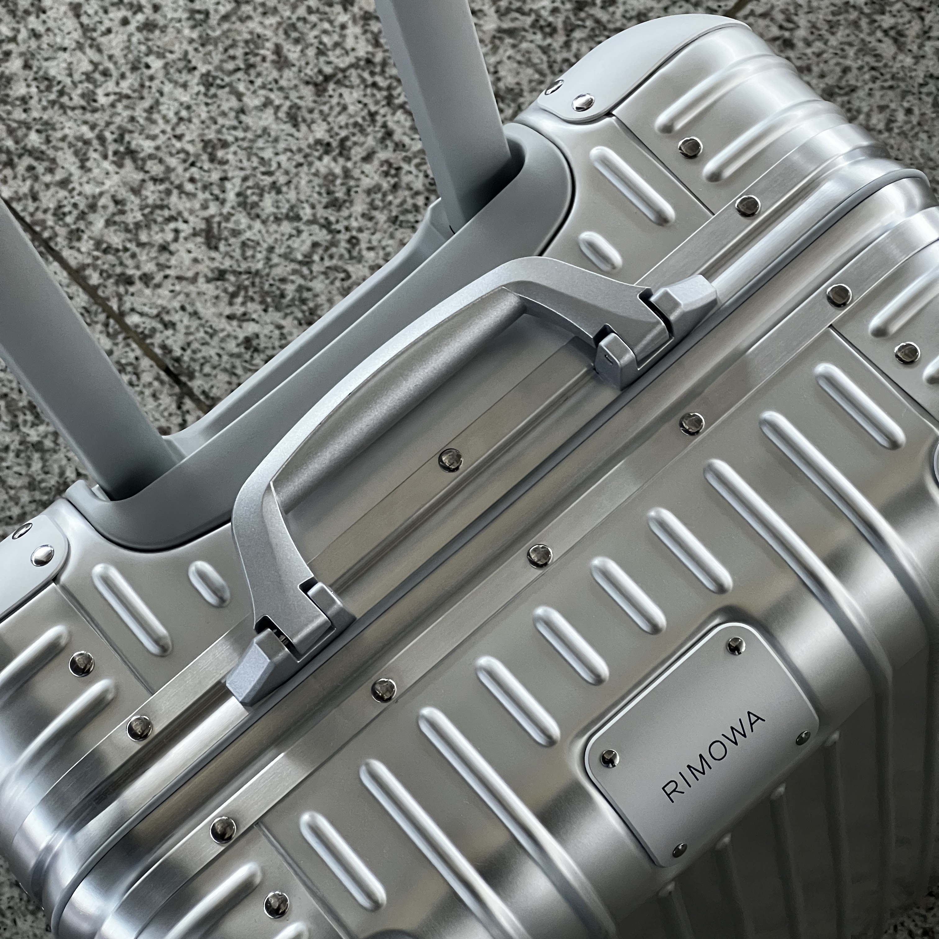 Rimowa Original Cabin Aluminium Suitcase Silver 착용 스타일
