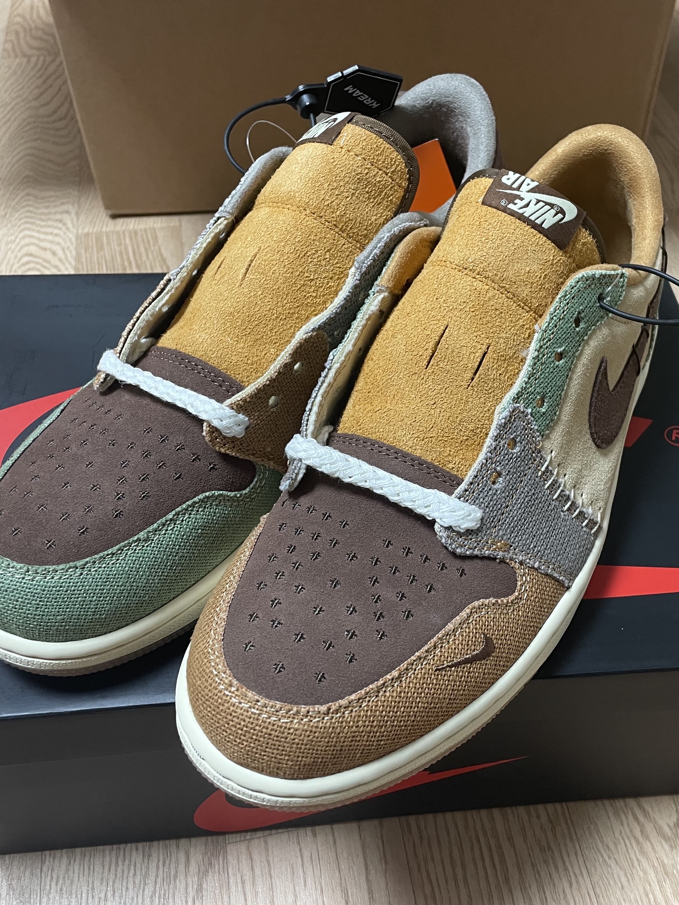 Jordan 1 x Zion Williamson Retro Low OG Flax and Oil Green 착용 스타일 - 1