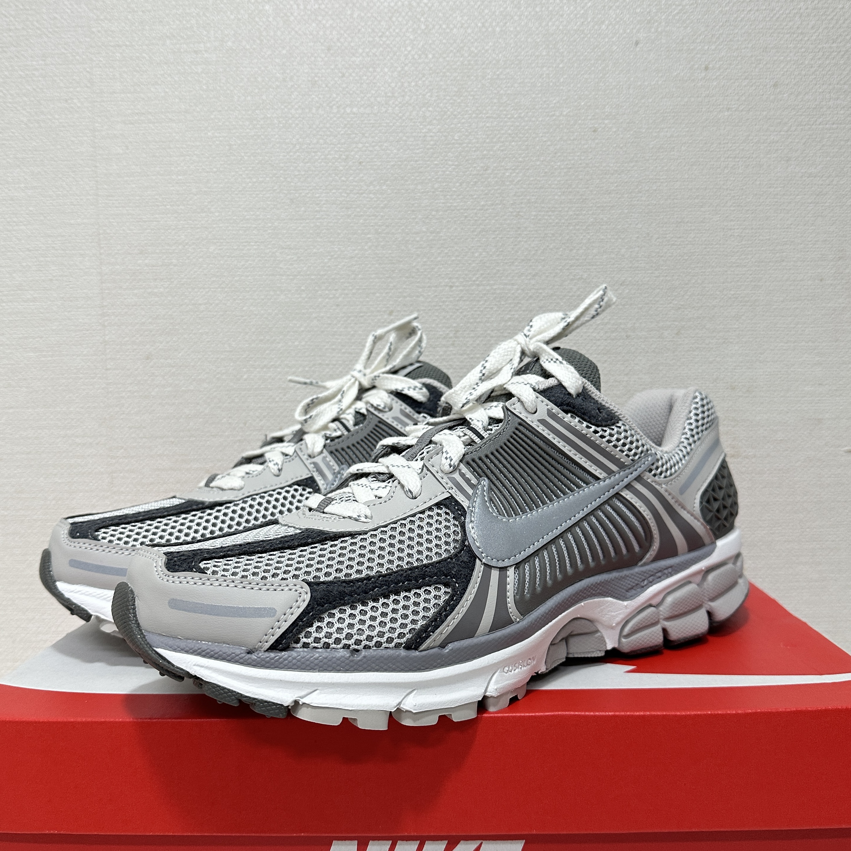Nike Zoom Vomero 5 PRM Light Iron Ore and Flat Fewter 착용 스타일 - 1