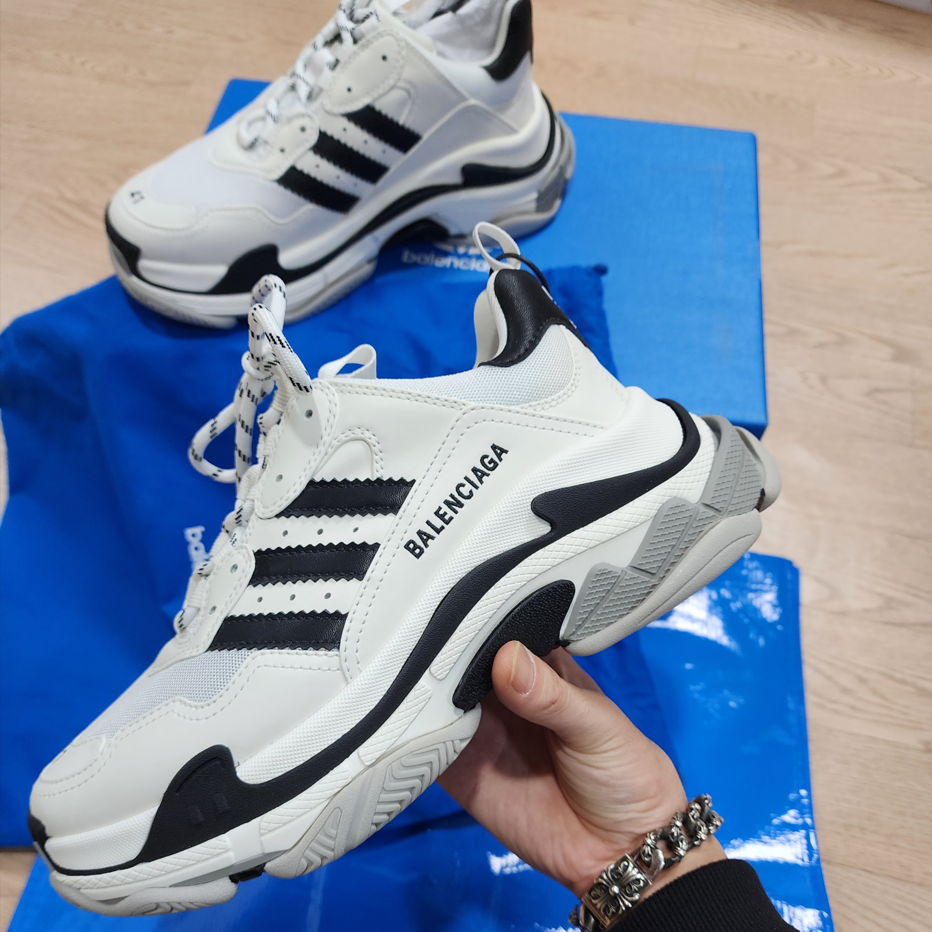 Balenciaga x Adidas Triple S Sneakers White Black 착용 스타일 - 2