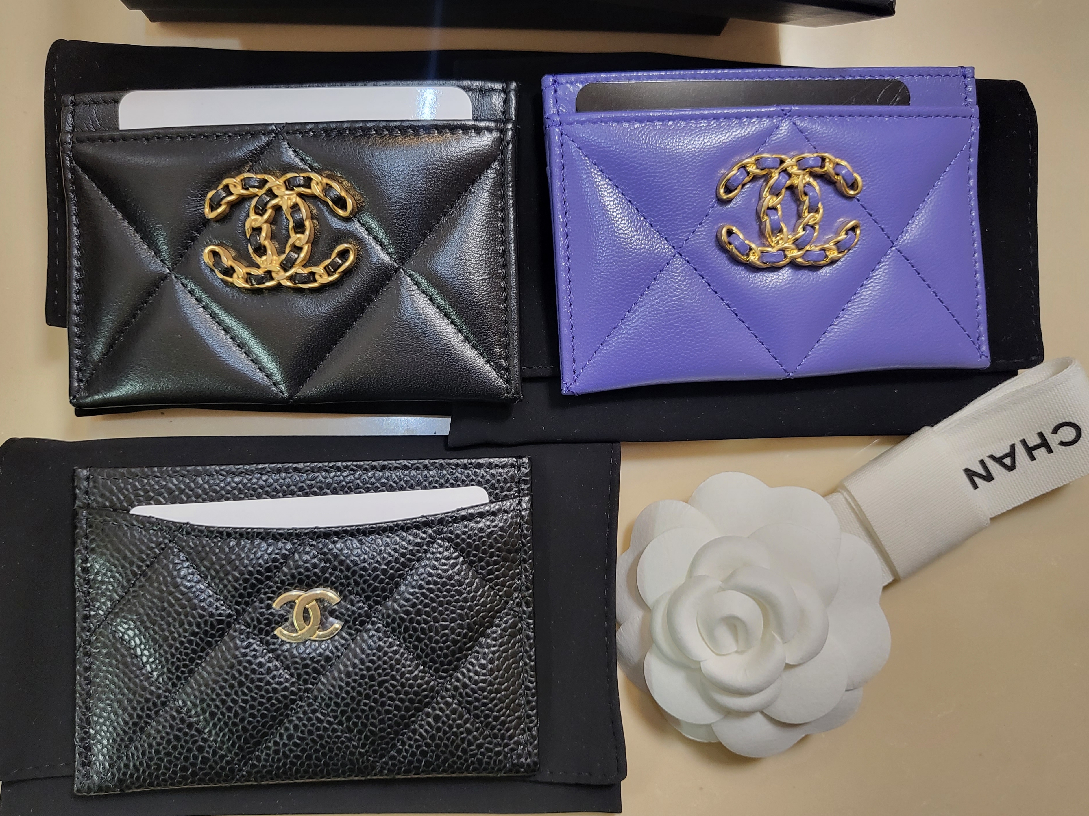 Chanel 19 Card Holder Lambskin & Gold Black, Chanel Classic Card Holder Grained Calfskin & Gold Black 착용 스타일