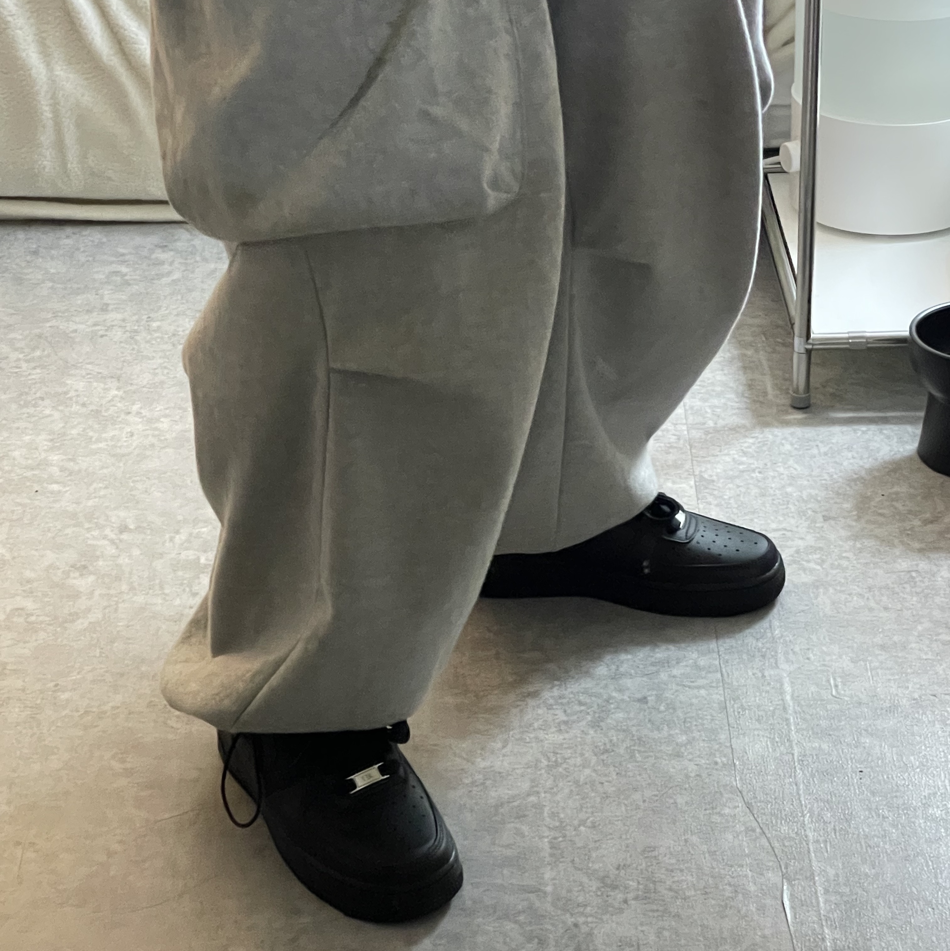 (W) Nike Air Force 1 '07 Low Triple Black 착용 스타일 - 2
