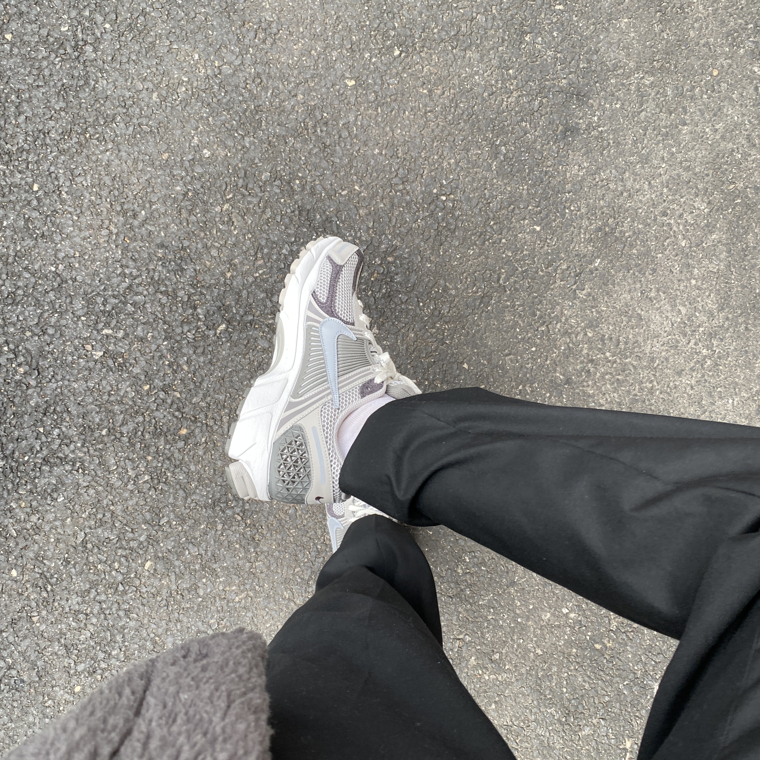 Nike Zoom Vomero 5 PRM Light Iron Ore and Flat Fewter 착용 스타일 - 1
