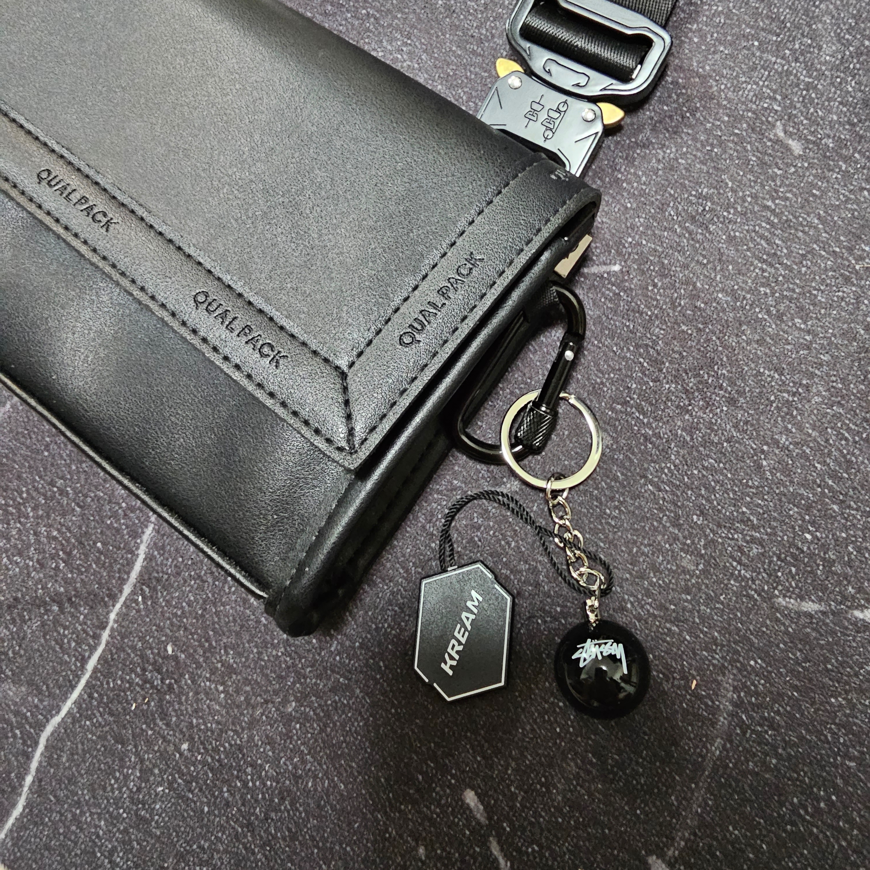 Stussy 8 Ball Keychain Black 착용 스타일 - 2