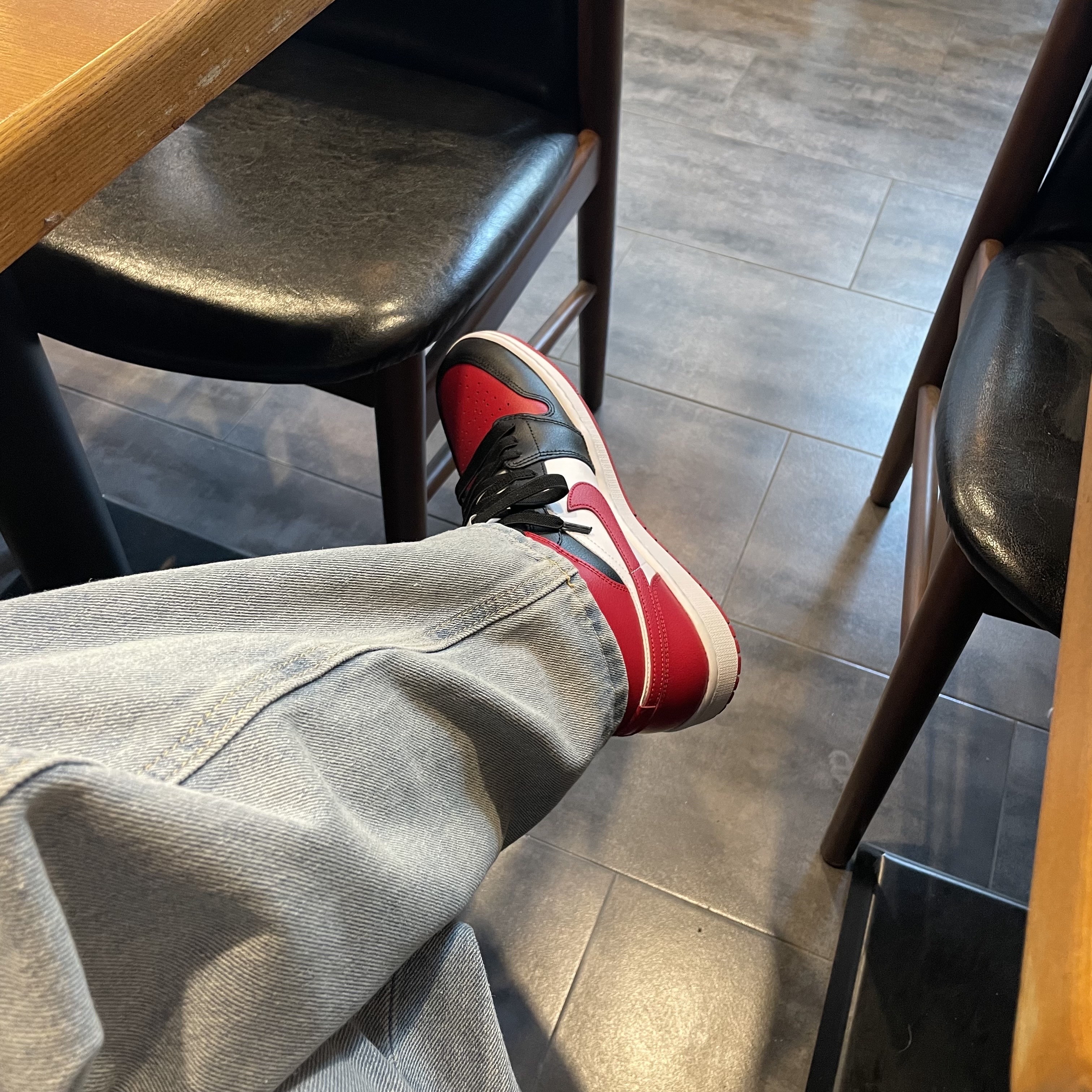 (W) Jordan 1 Mid Black and Gym Red 착용 스타일 - 1