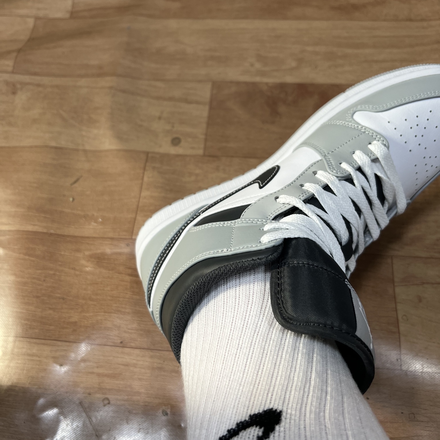 Jordan 1 Mid Light Smoke Grey Anthracite 착용 스타일 - 1