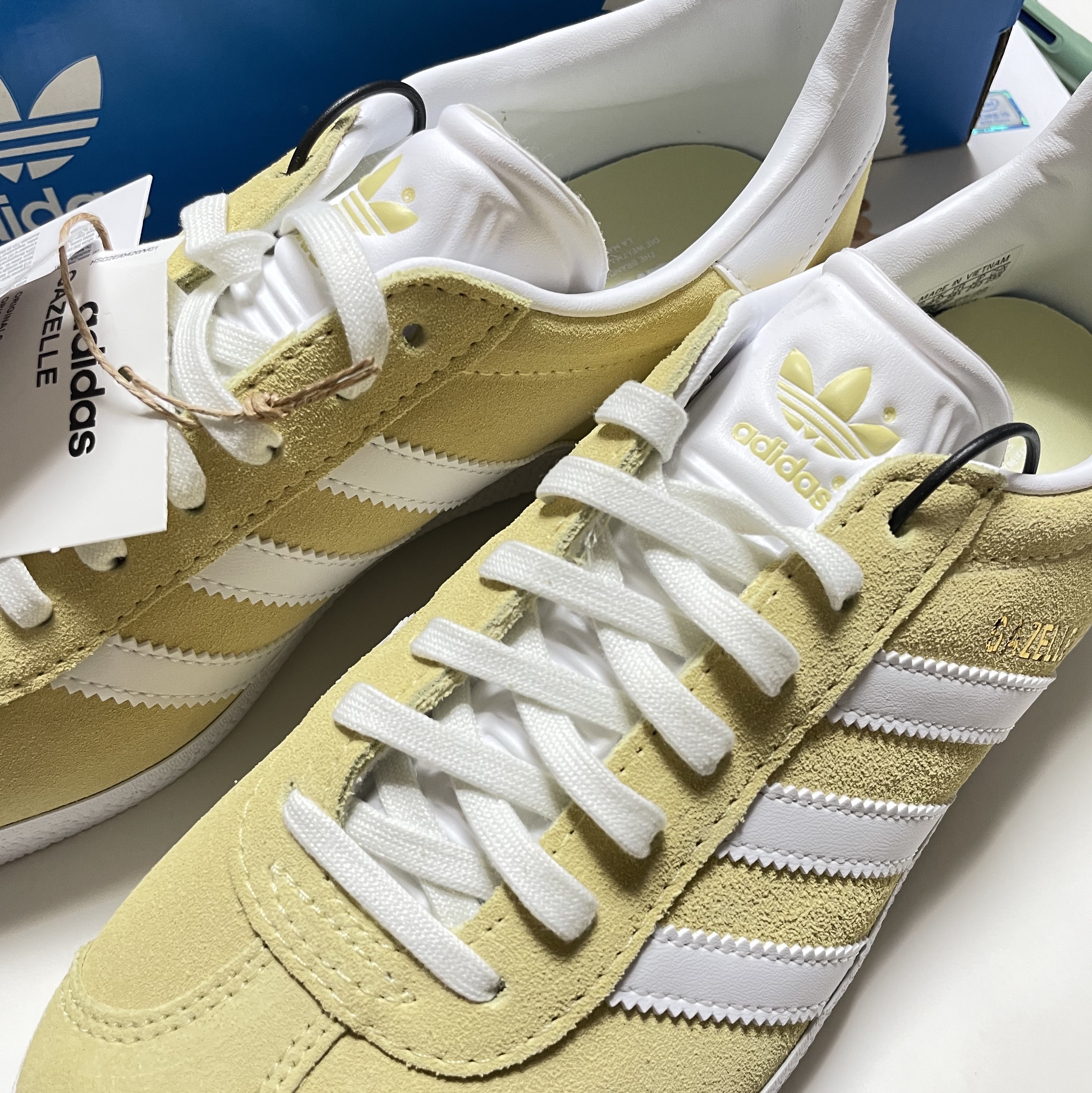 Adidas Gazelle Almost Yellow 착용 스타일