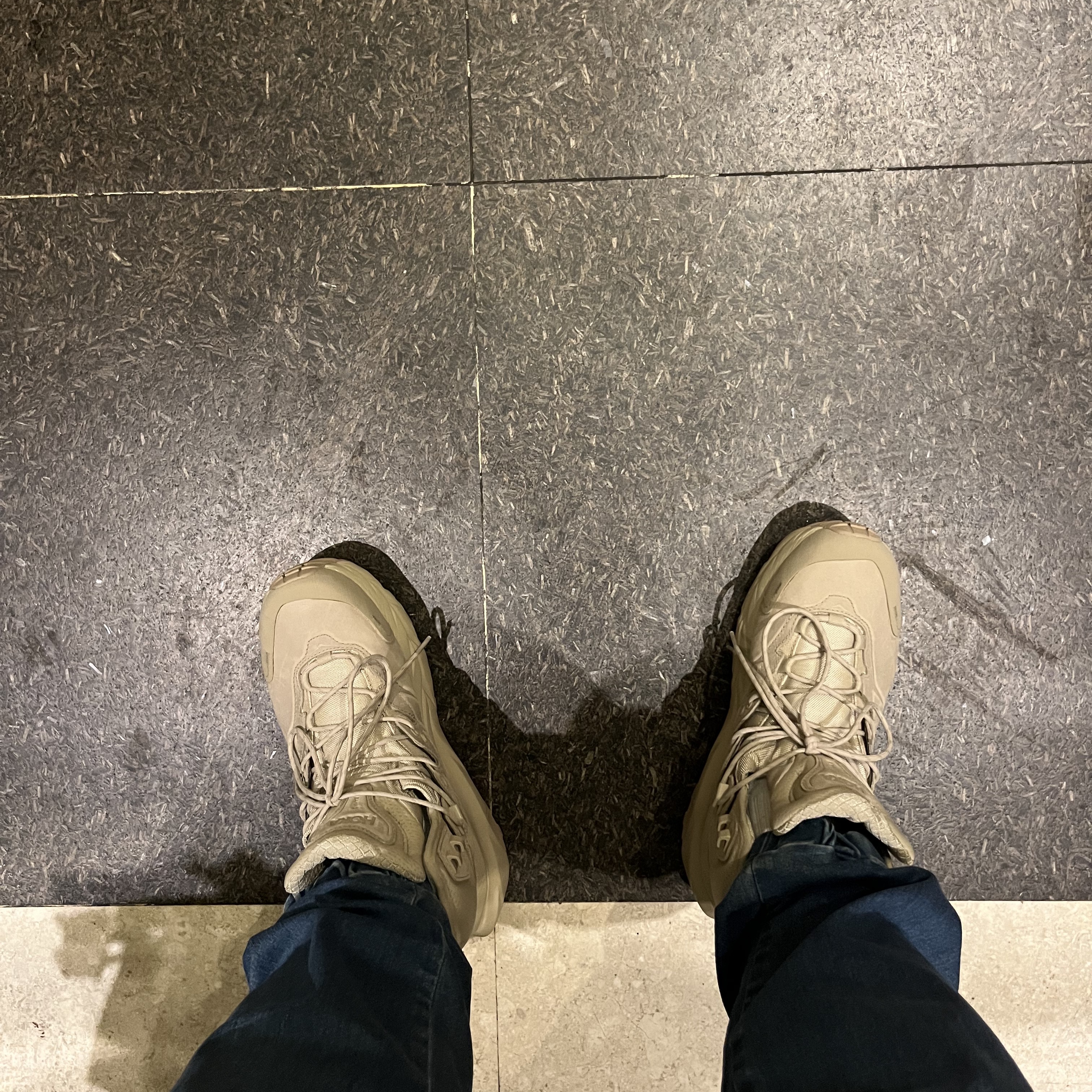 Hoka Kaha 2 Gore-Tex Oxford Tan 착용 스타일