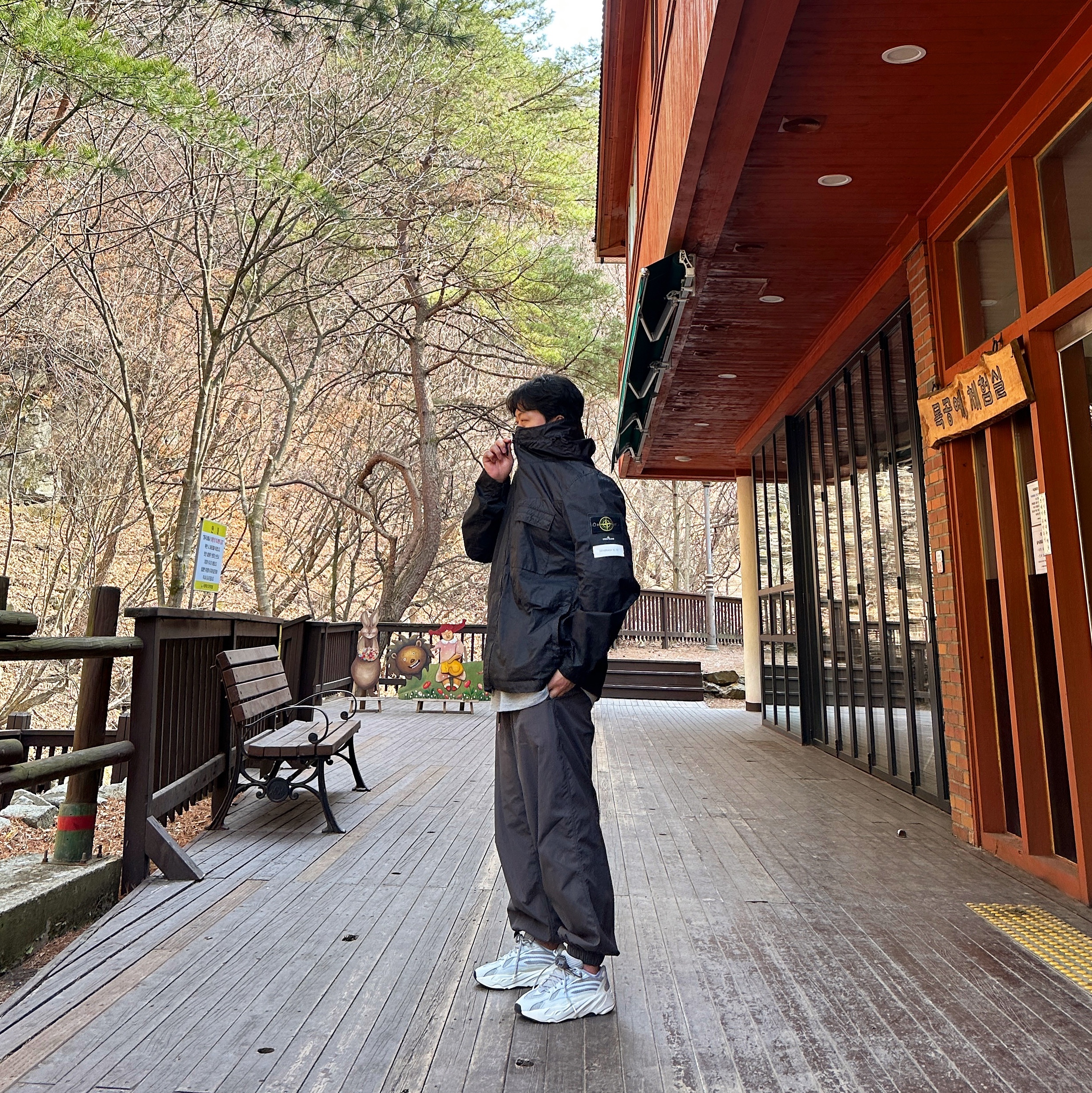 Adidas Yeezy Boost 700 V2 Static 2022, Stone Island 40223 Membrana 3L TC Garment Dyed Hooded Jacket Black - 22SS 착용 스타일