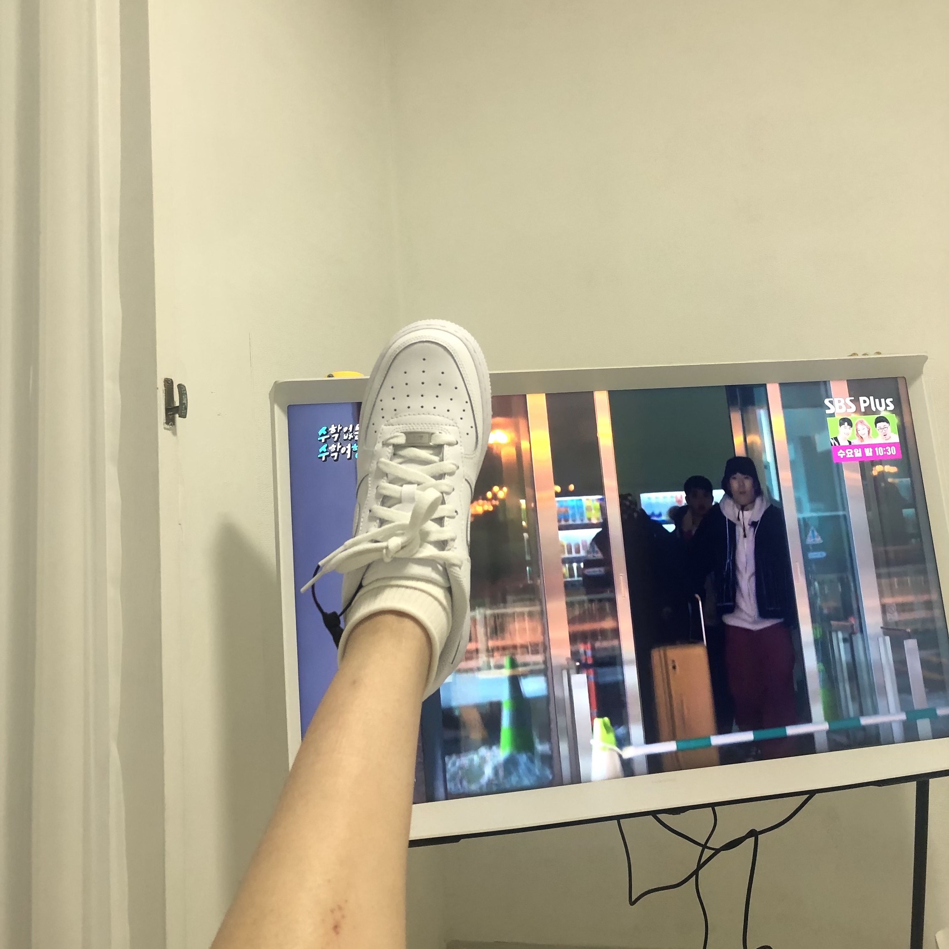 (GS) Nike Air Force 1 LE White 착용 스타일 - 1