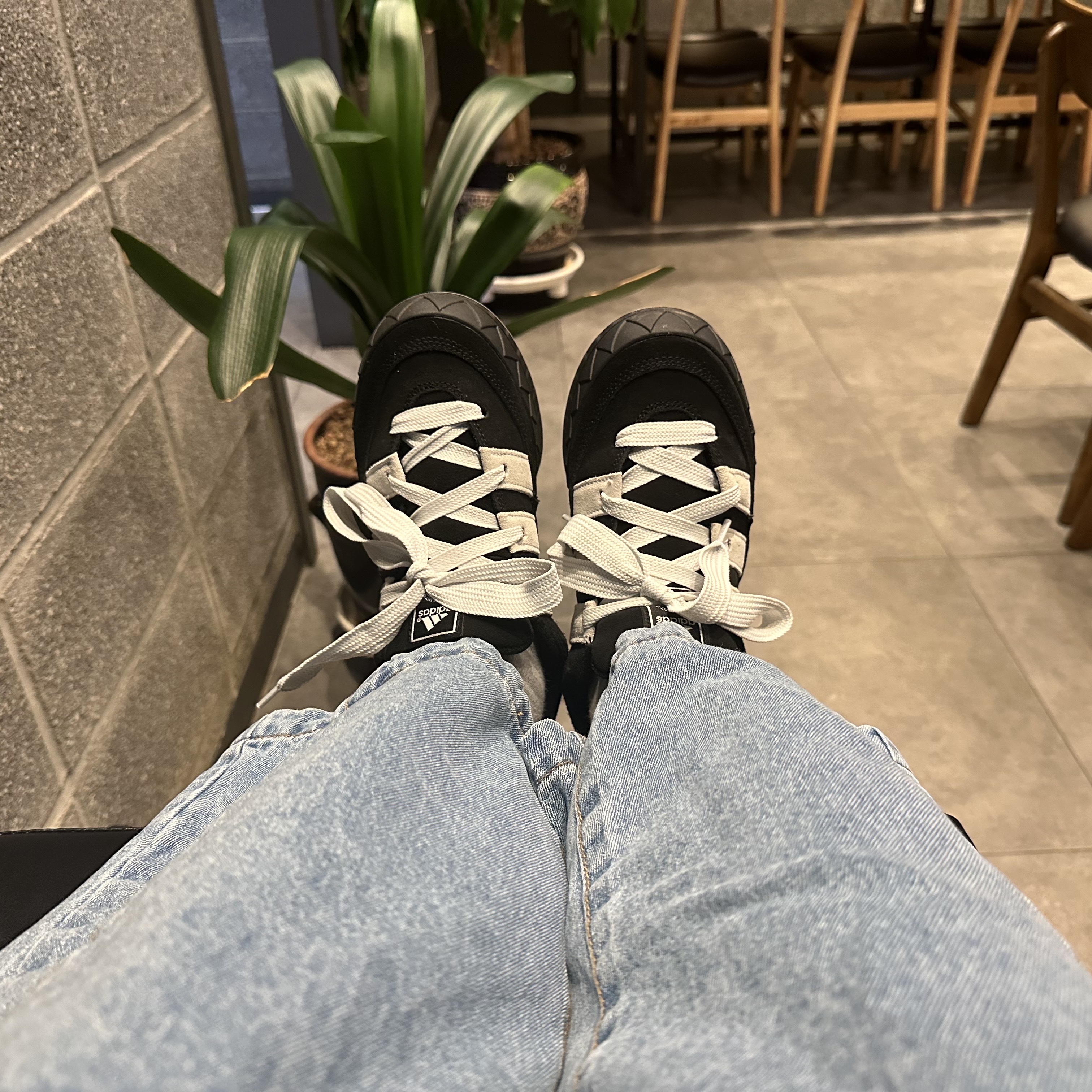 Adidas Adimatic Core Black Crystal White 착용 스타일 - 2