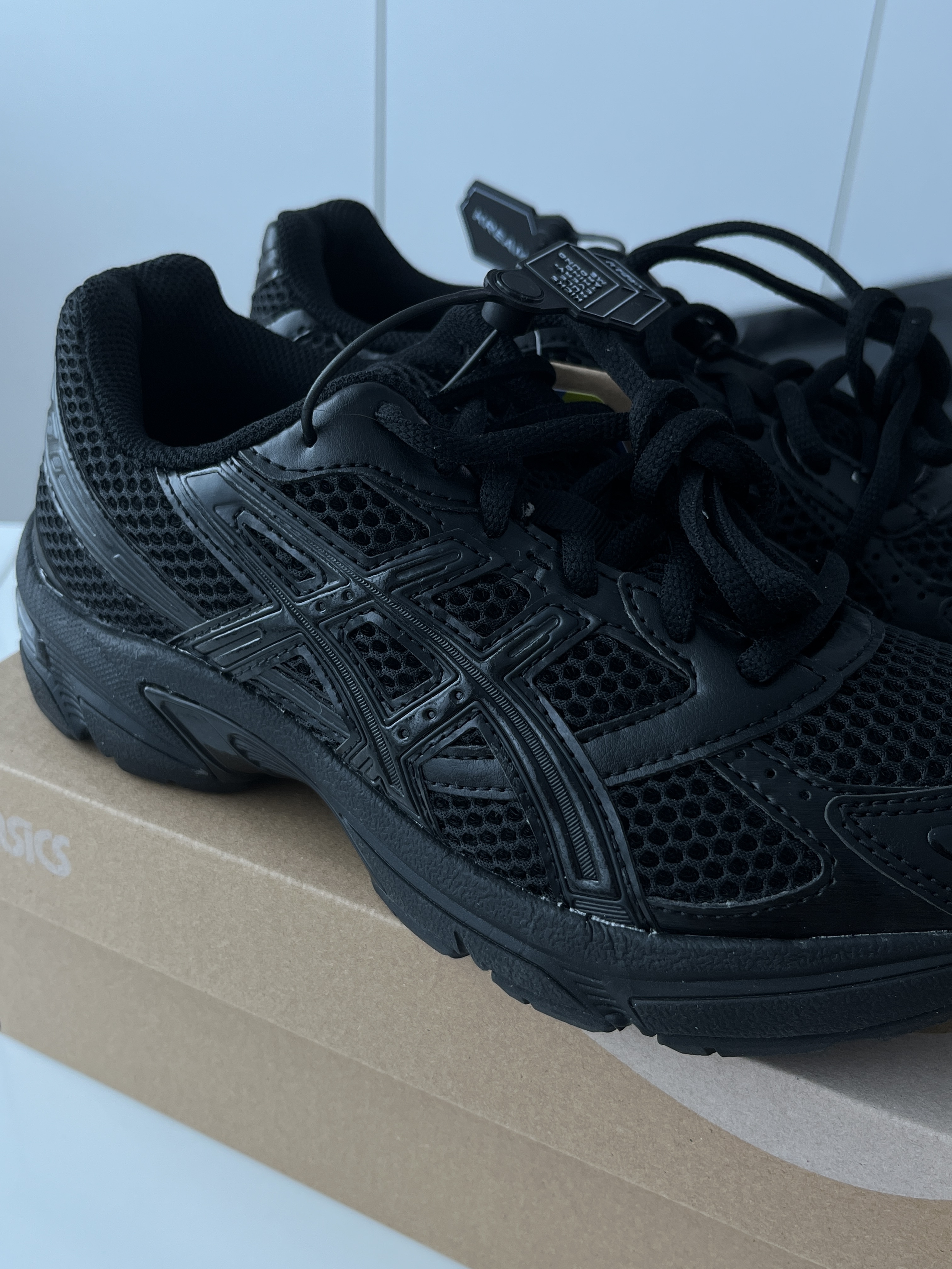 Asics Gel-1130 Black Graphite Grey 착용 스타일 - 2